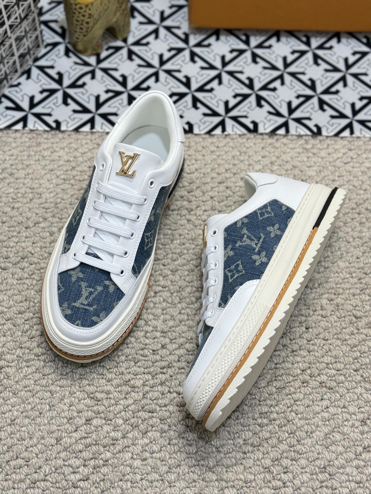 LV TRAINERS IN WHITE CALFSKIN AND BLUE DENIM JACQUARD