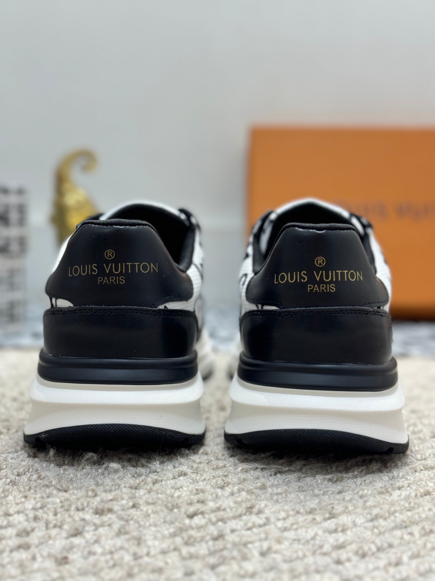 LV TRAINERS IN BLACK CALFSKIN AND WHITE JACQUARD