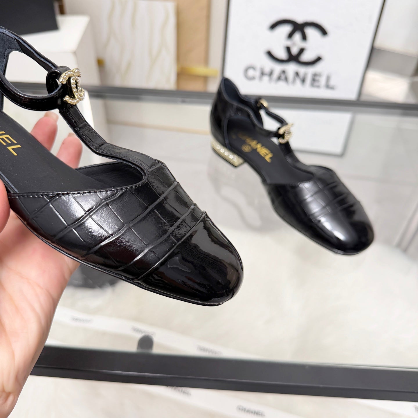 CC 26s Flat Sandals Black Cowhide Patent Leather 183576