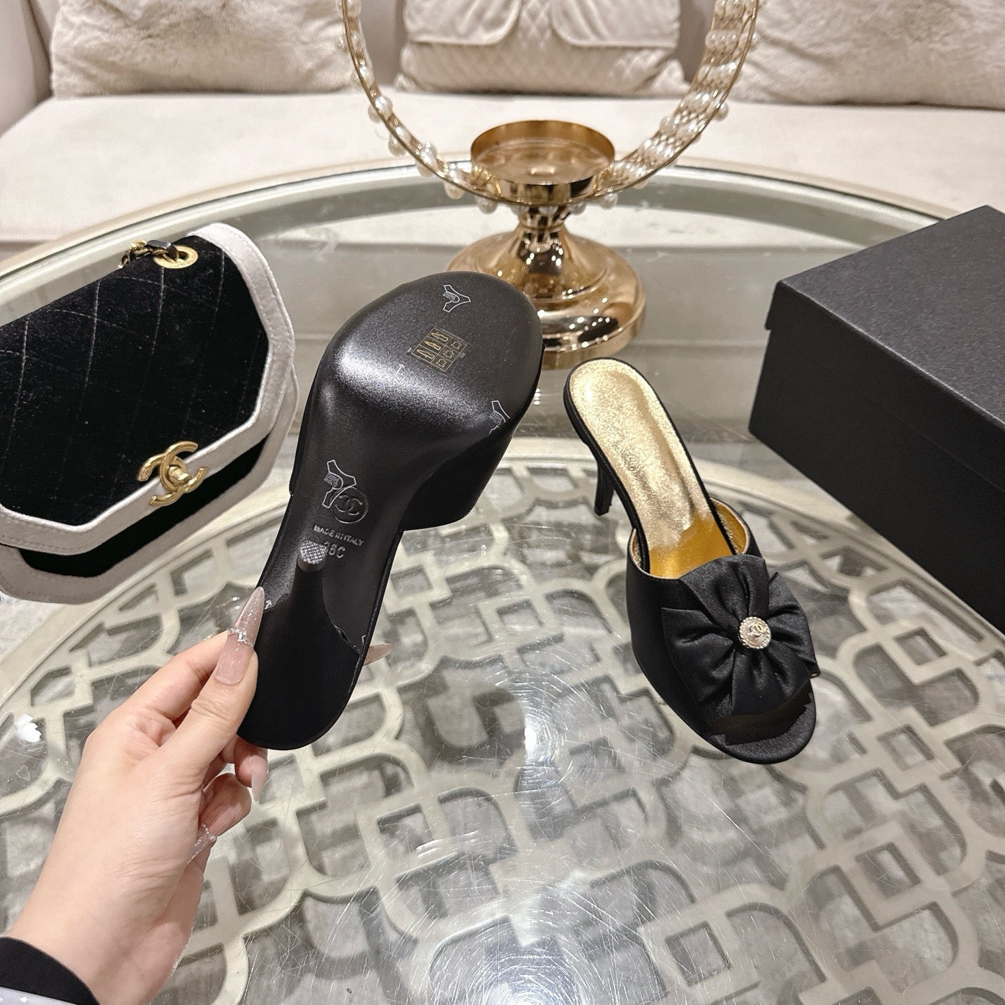 CC 26s Camellia High-Heeled Slippers Black Gold Sheepskin 627025