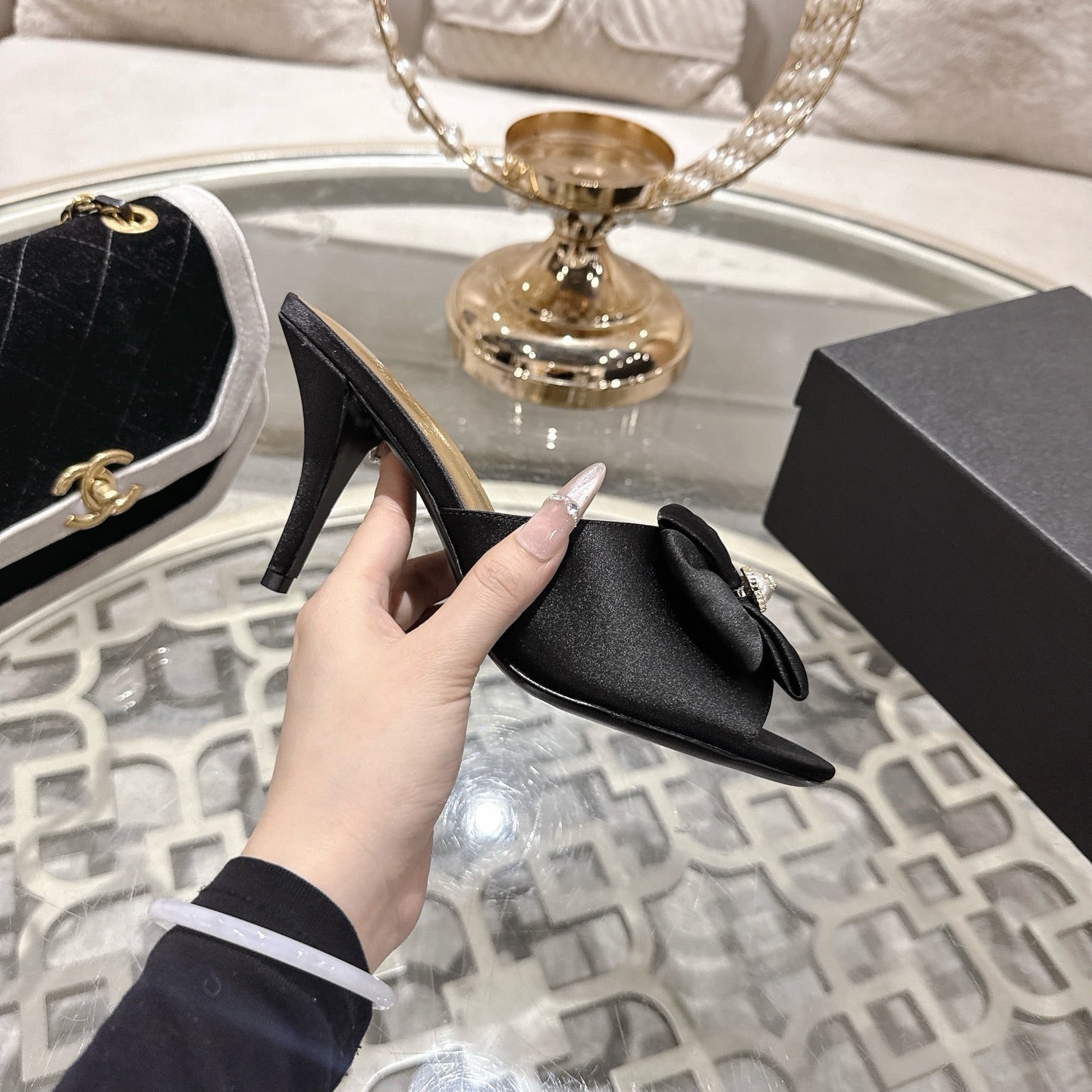 CC 26s Camellia High-Heeled Slippers Black Gold Sheepskin 627025