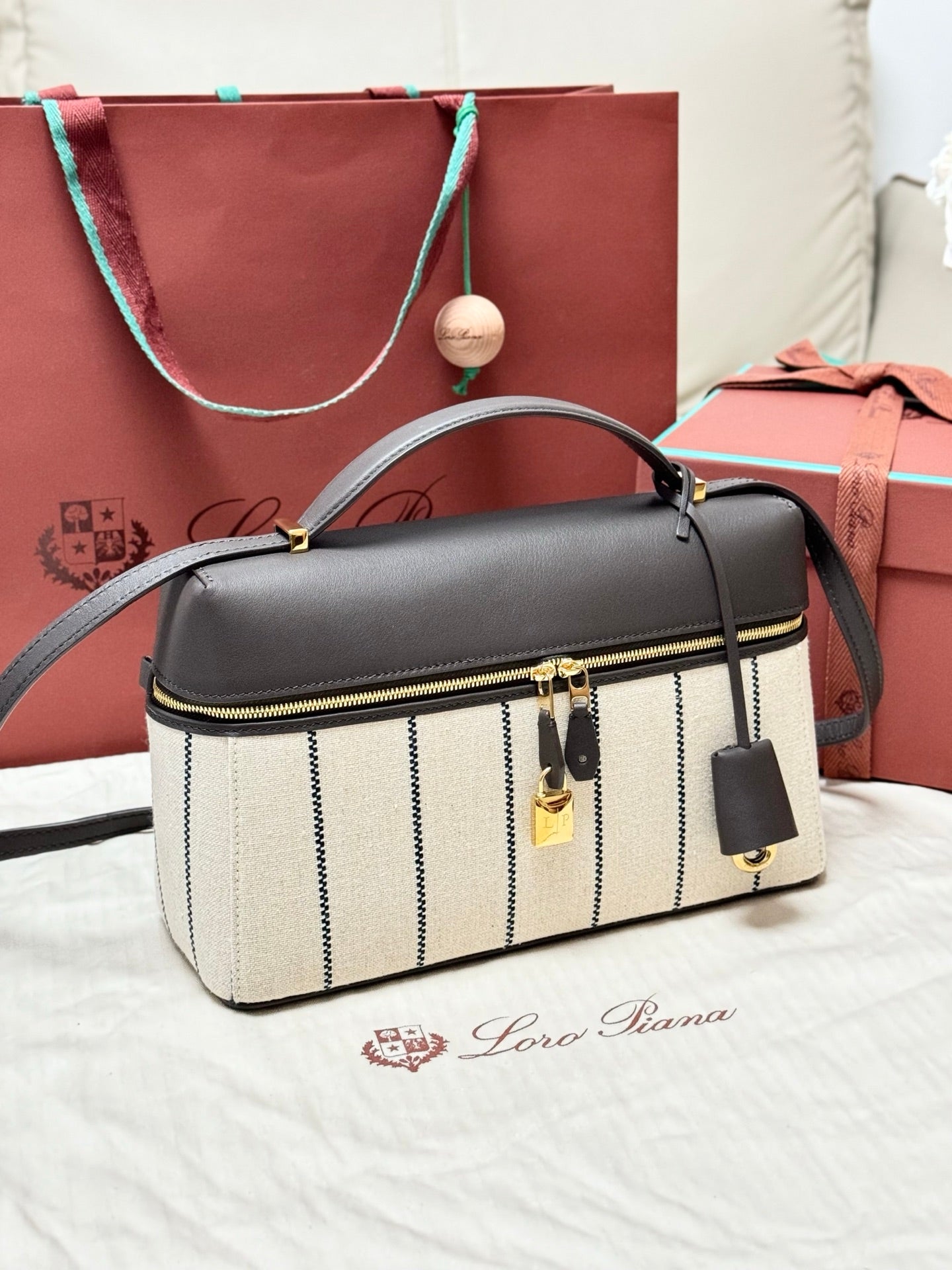 LP 2026 Extra Bag L27 Dark Chocolate Licorice/Sun Gold Cotton Leather