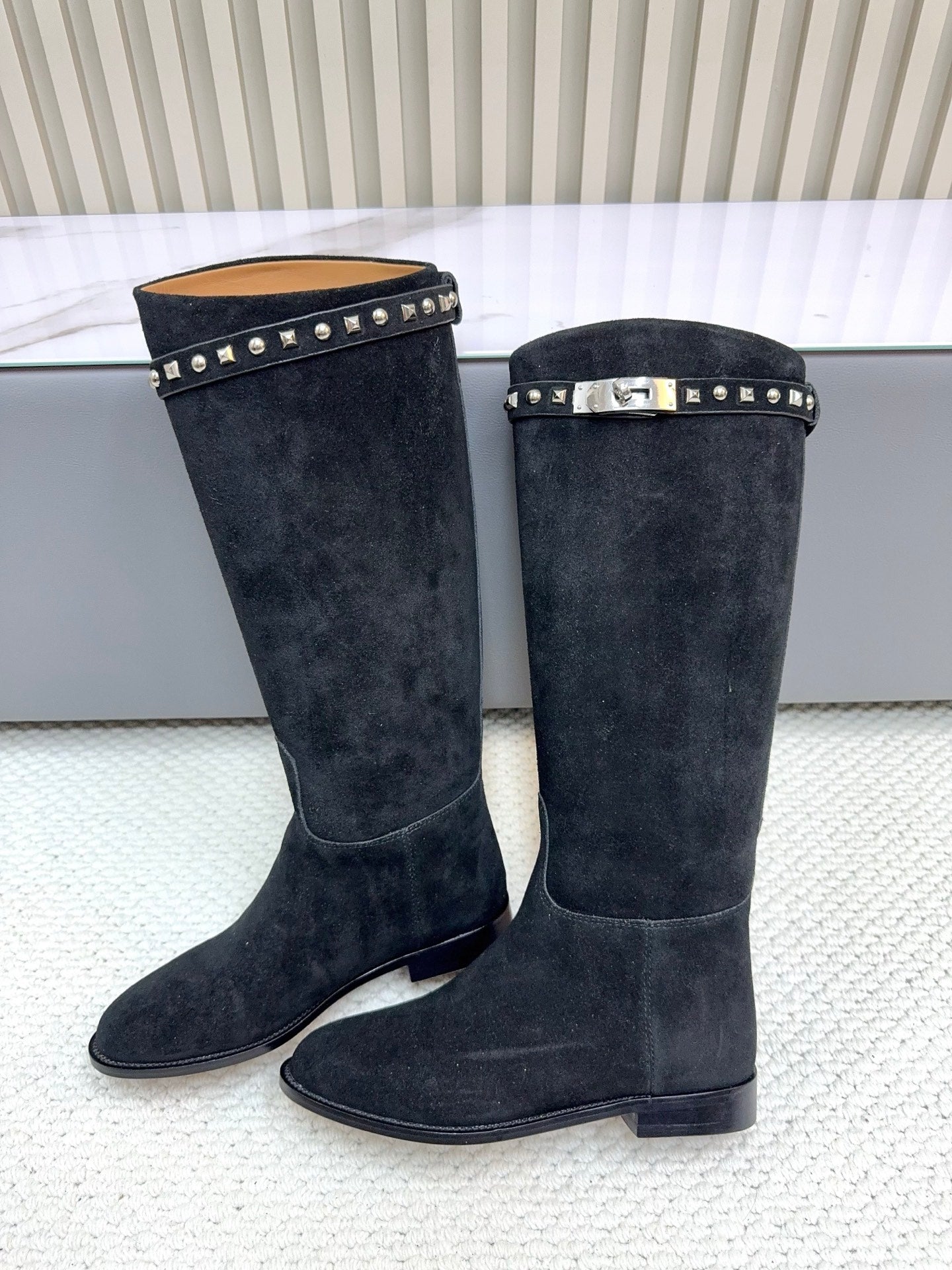 HM 25ss Kelly Buckle Riding Boots Black Suede 576117