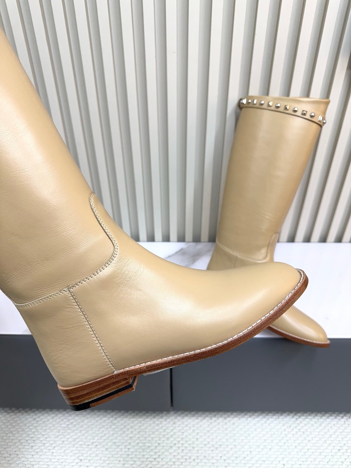 HM 25ss Kelly Buckle Riding Boots Dark Beige Cowhide 576122