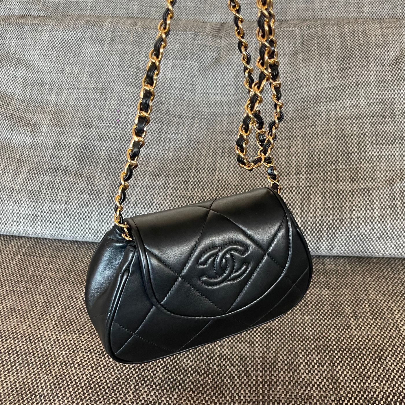 Chanel 2026 Vintage Coco Matelasse Flap Bag With Chain 22cm Black Calfskin