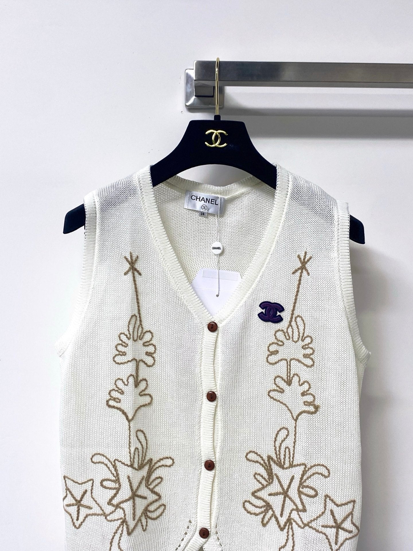 Chanel 2026 White Sleeveless Knit Vest Gold Embroidery Wool 416251