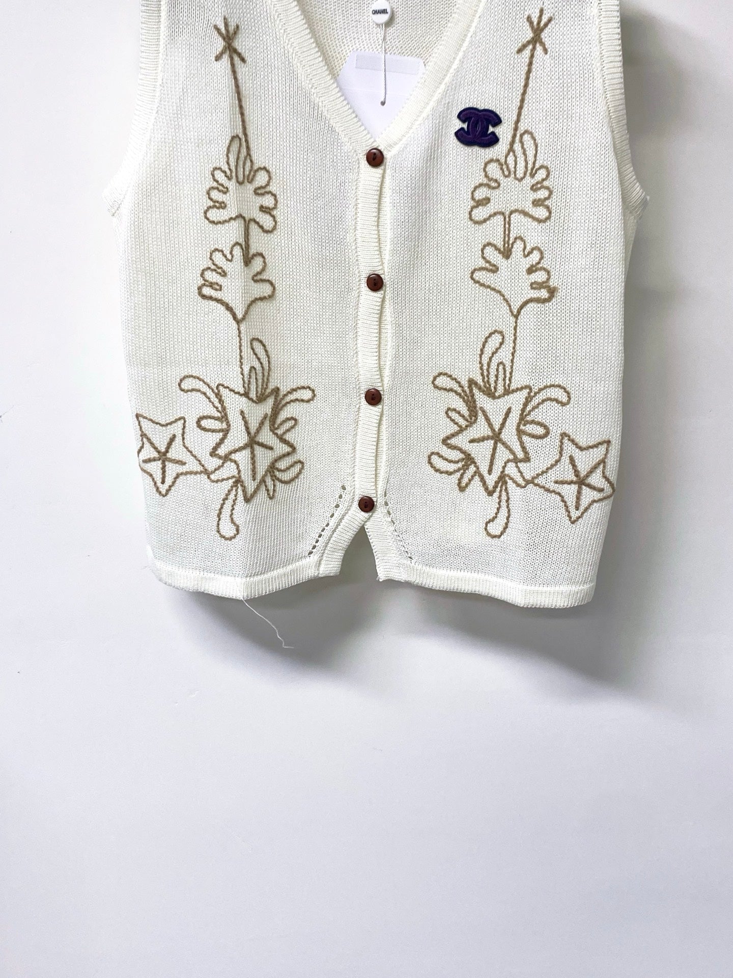 Chanel 2026 White Sleeveless Knit Vest Gold Embroidery Wool 416251