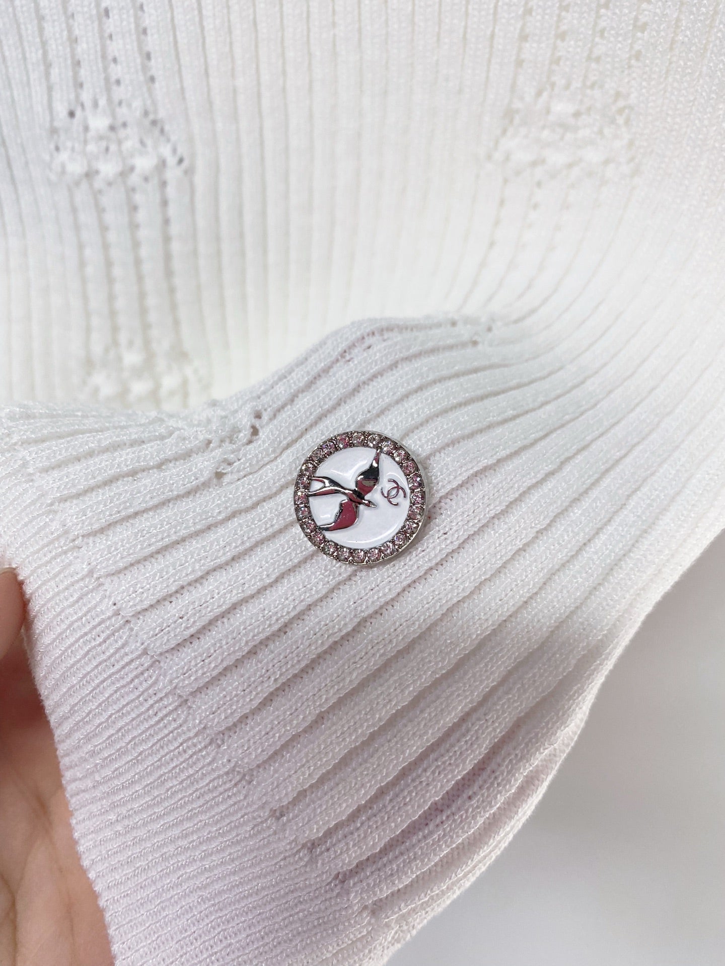 Chanel 2026 V-neckline Short-Sleeve Knit Top White Viscosa 454027