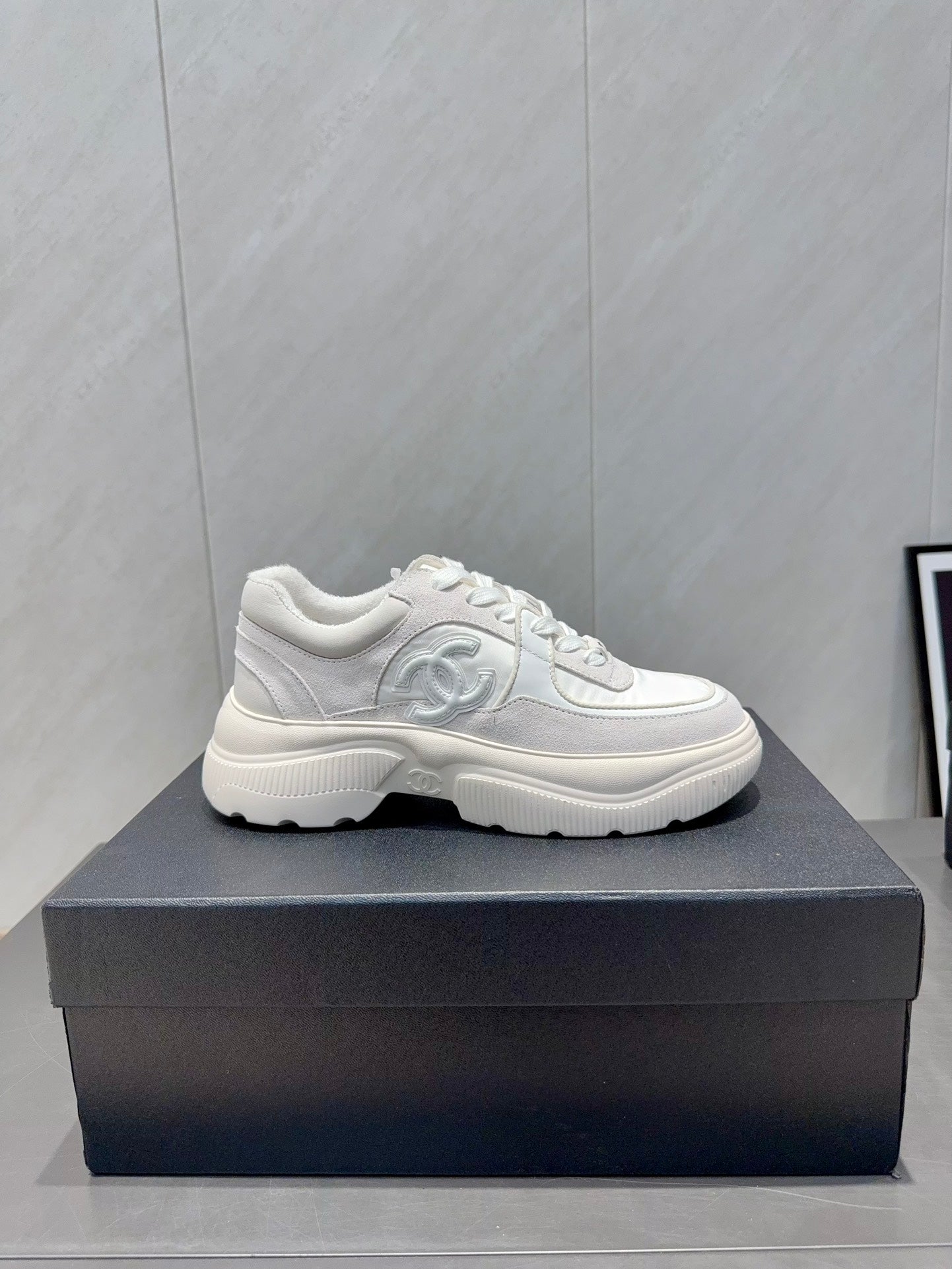Chanel 25 Sneaker Ivory Suede Cowhide 540328