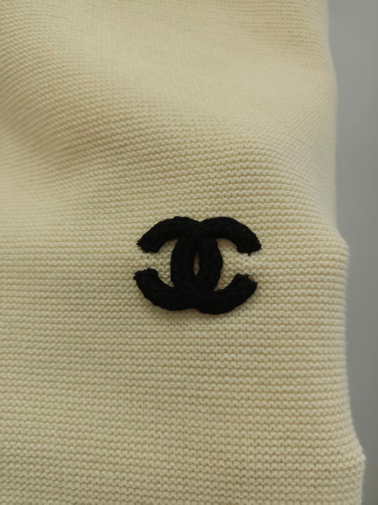 Chanel 2026 Yellow Block V-Neck Knitted Loose Vest Viscose 408884