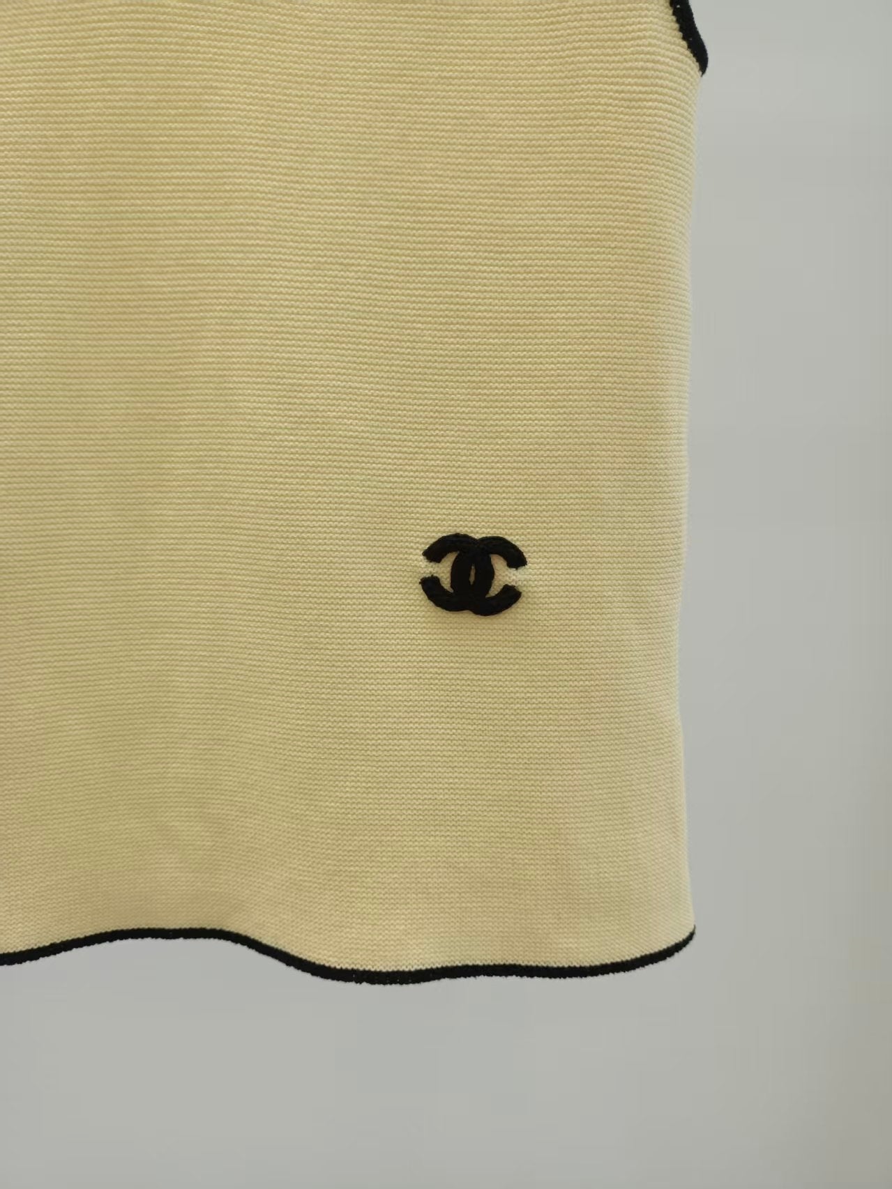 Chanel 2026 Yellow Block V-Neck Knitted Loose Vest Viscose 408884