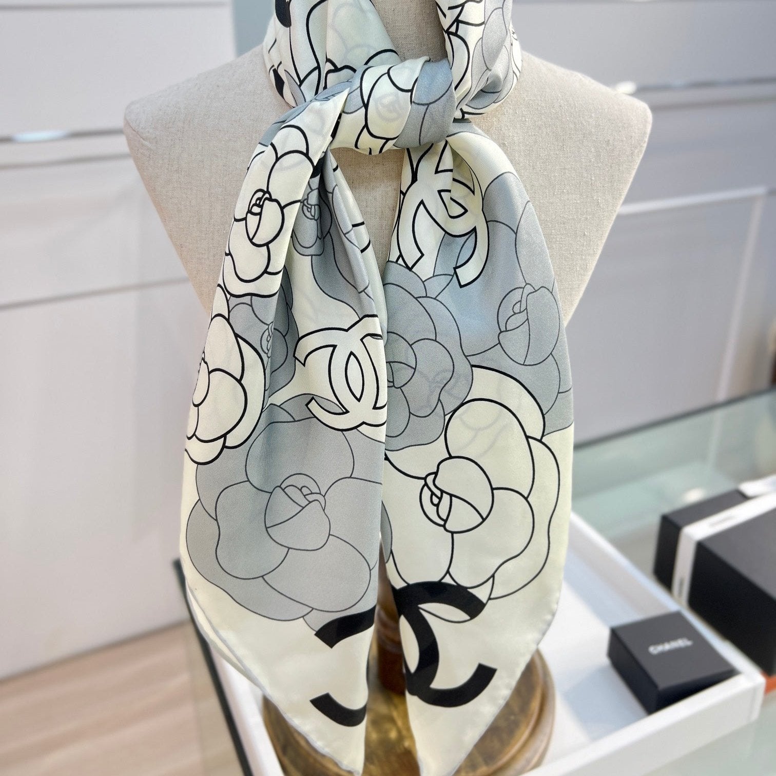 CC Square Scarf 90 CM In Grey Black And White Camellia Logo Print Silk Twill 288739