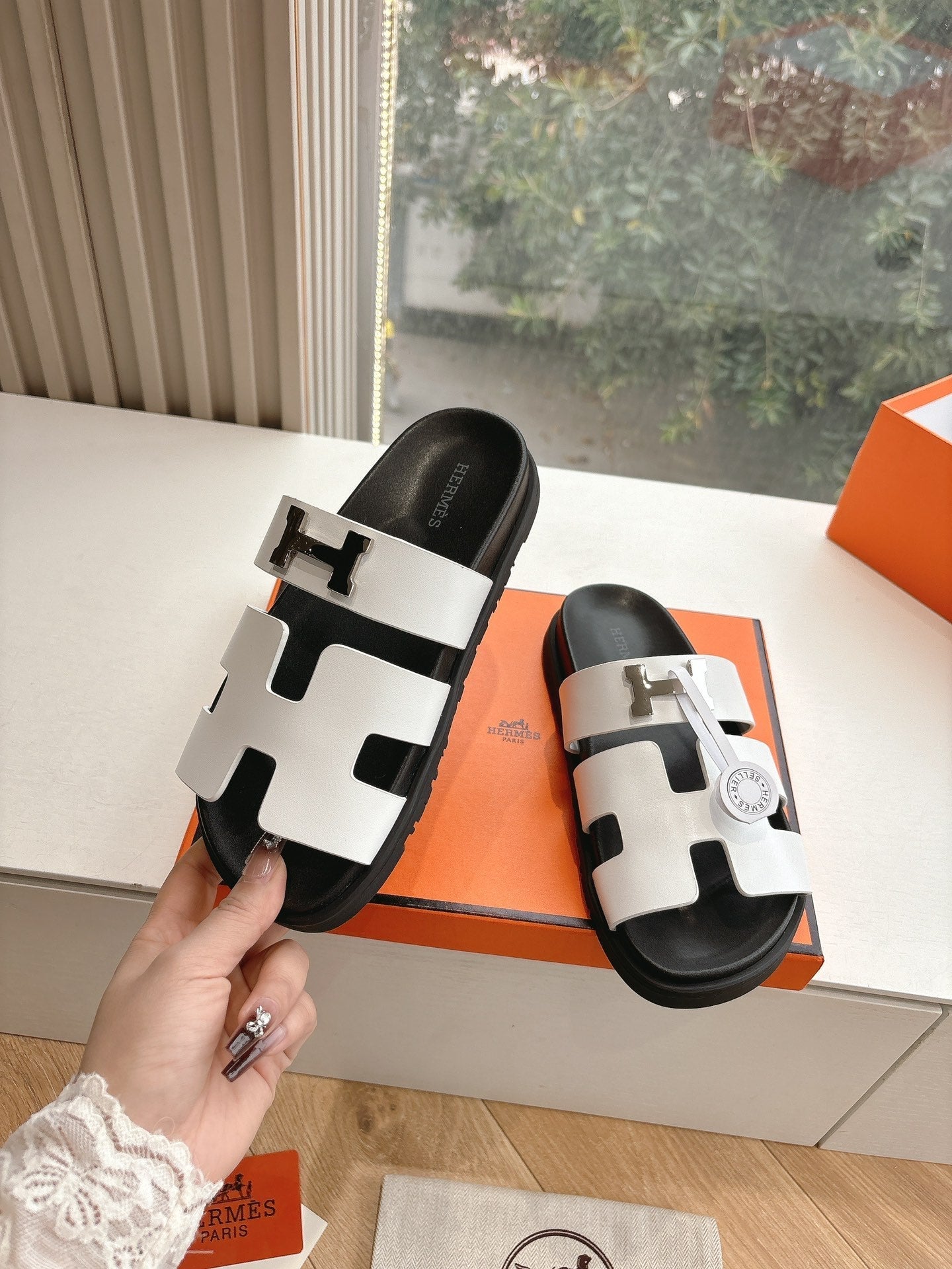 HM 25 Chypre Sandal White Calfskin Silver H
