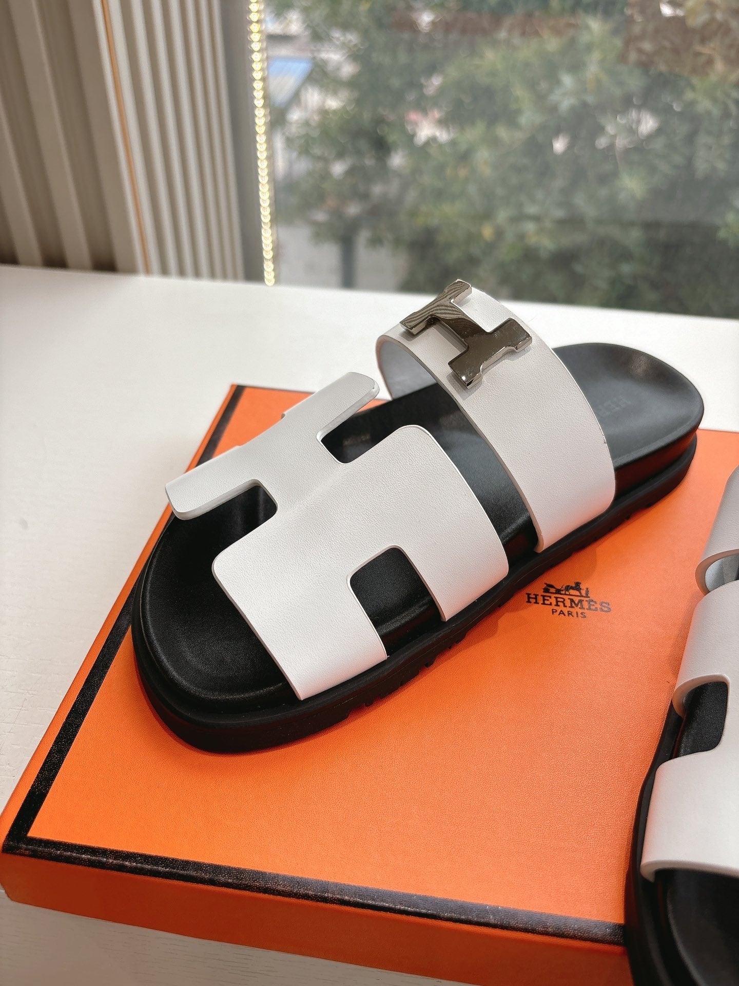 HM 25 Chypre Sandal White Calfskin Silver H