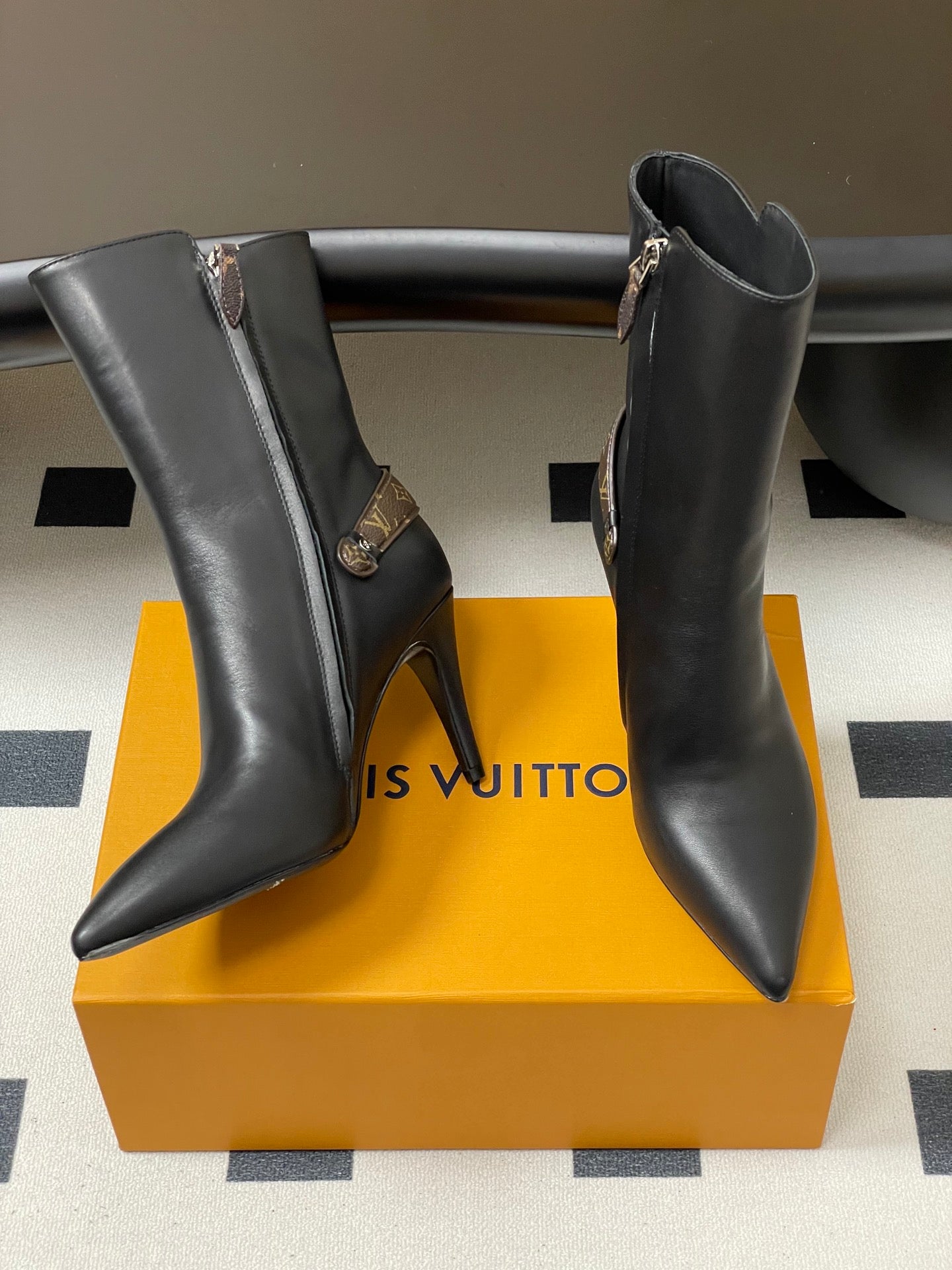 LV Legacy Ankle Boot Black Calfskin 499490