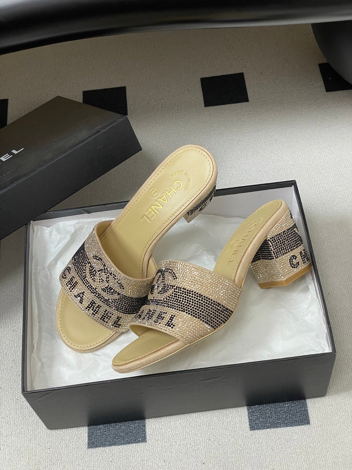 CC 26s  Sandals 70 Beige Sheepskin Rhinestones 649511