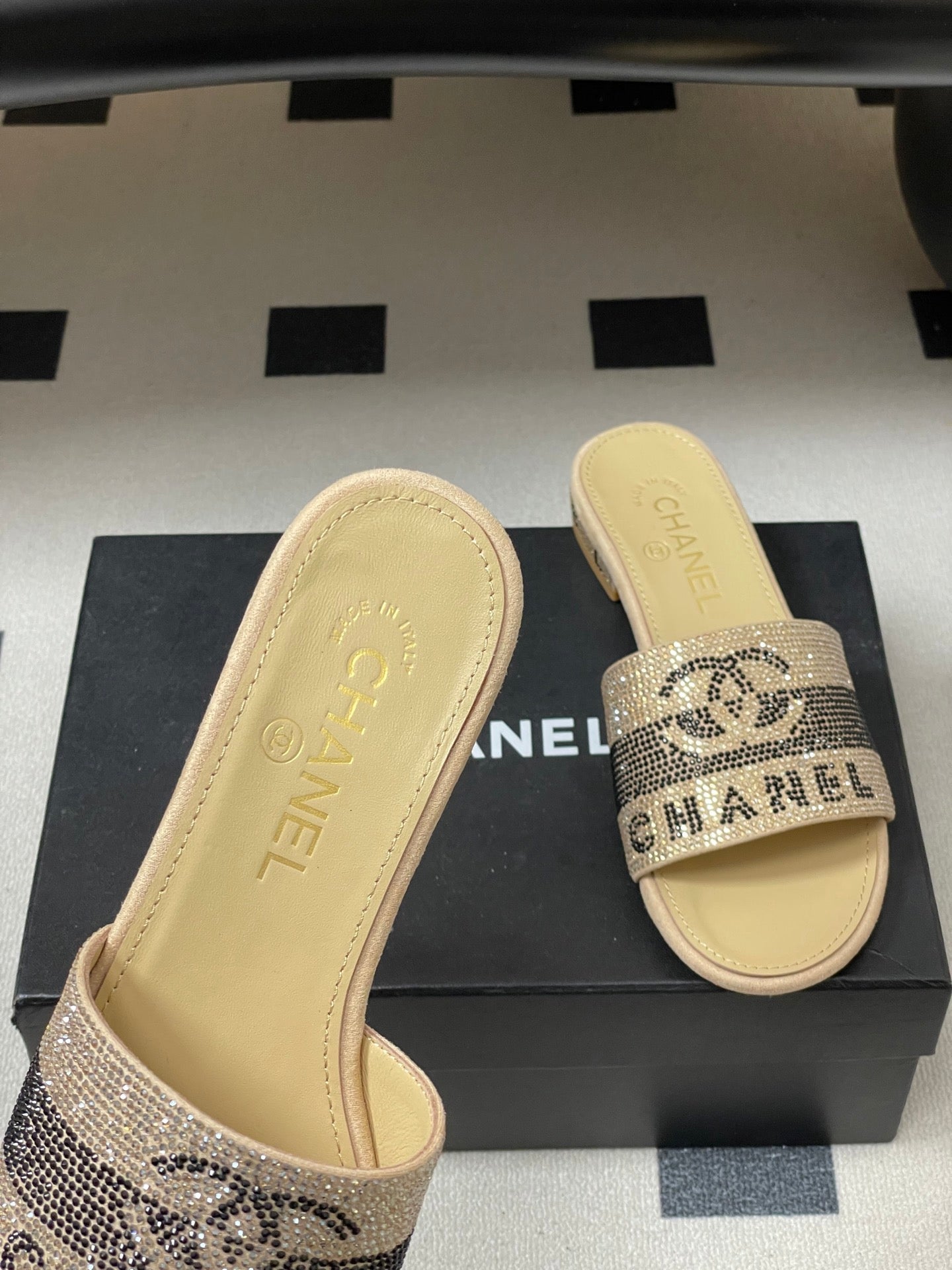CC 26s Flat Sandals Beige Sheepskin Rhinestones 649514