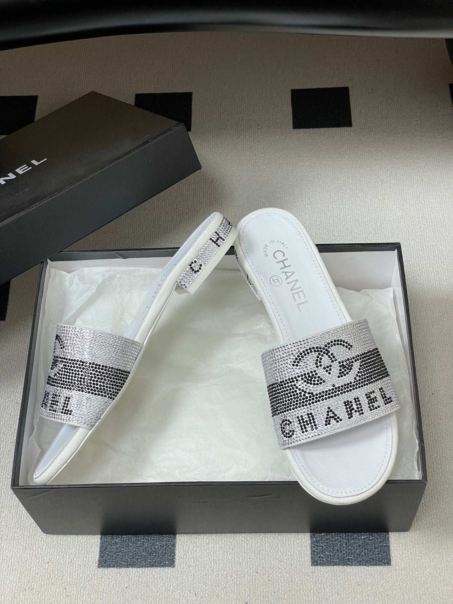 CC 26s Flat Sandals White Gray Sheepskin Rhinestones 649515