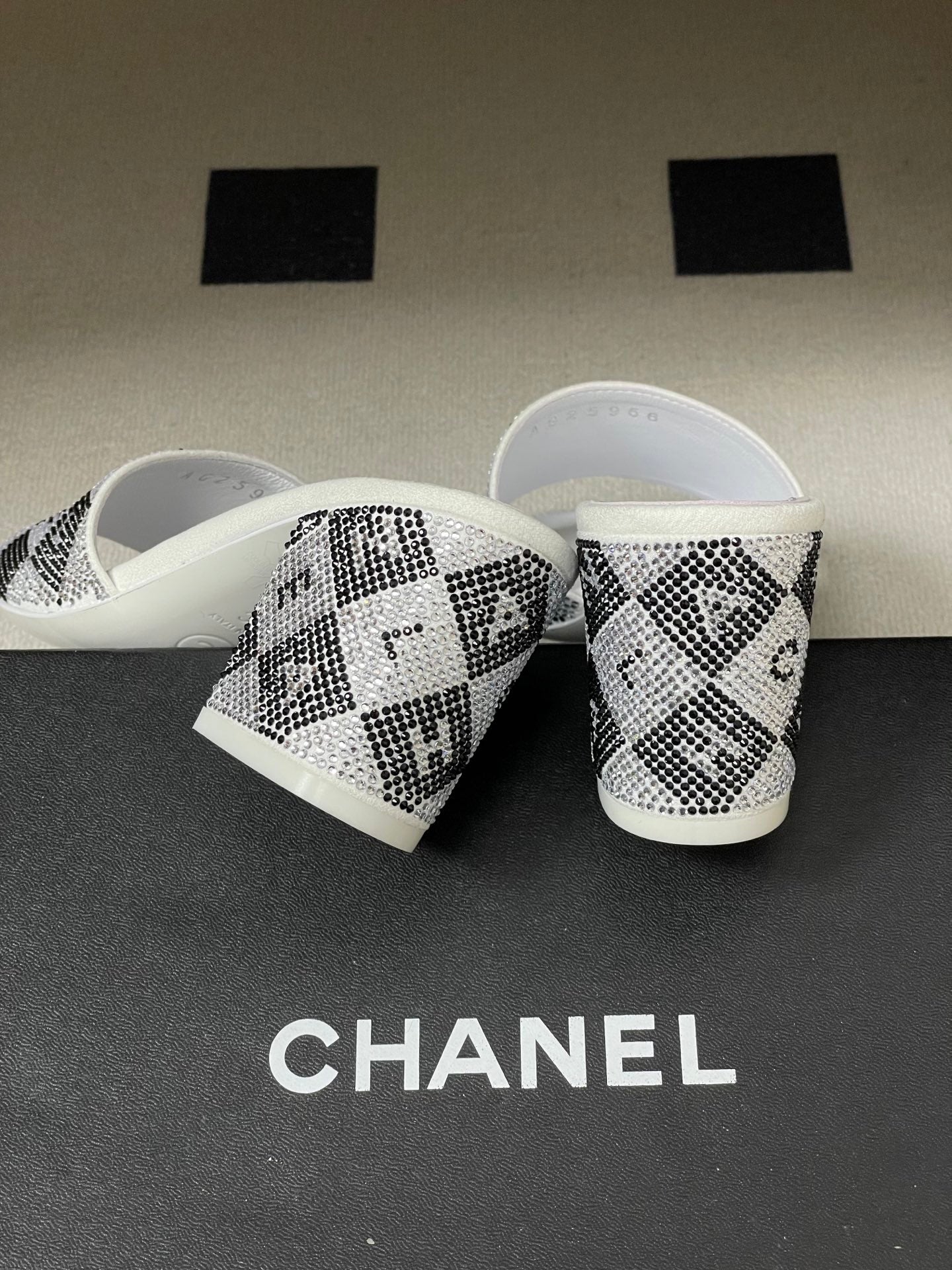 CC 26s Sandals 70 White Gray Sheepskin Rhinestones 649518