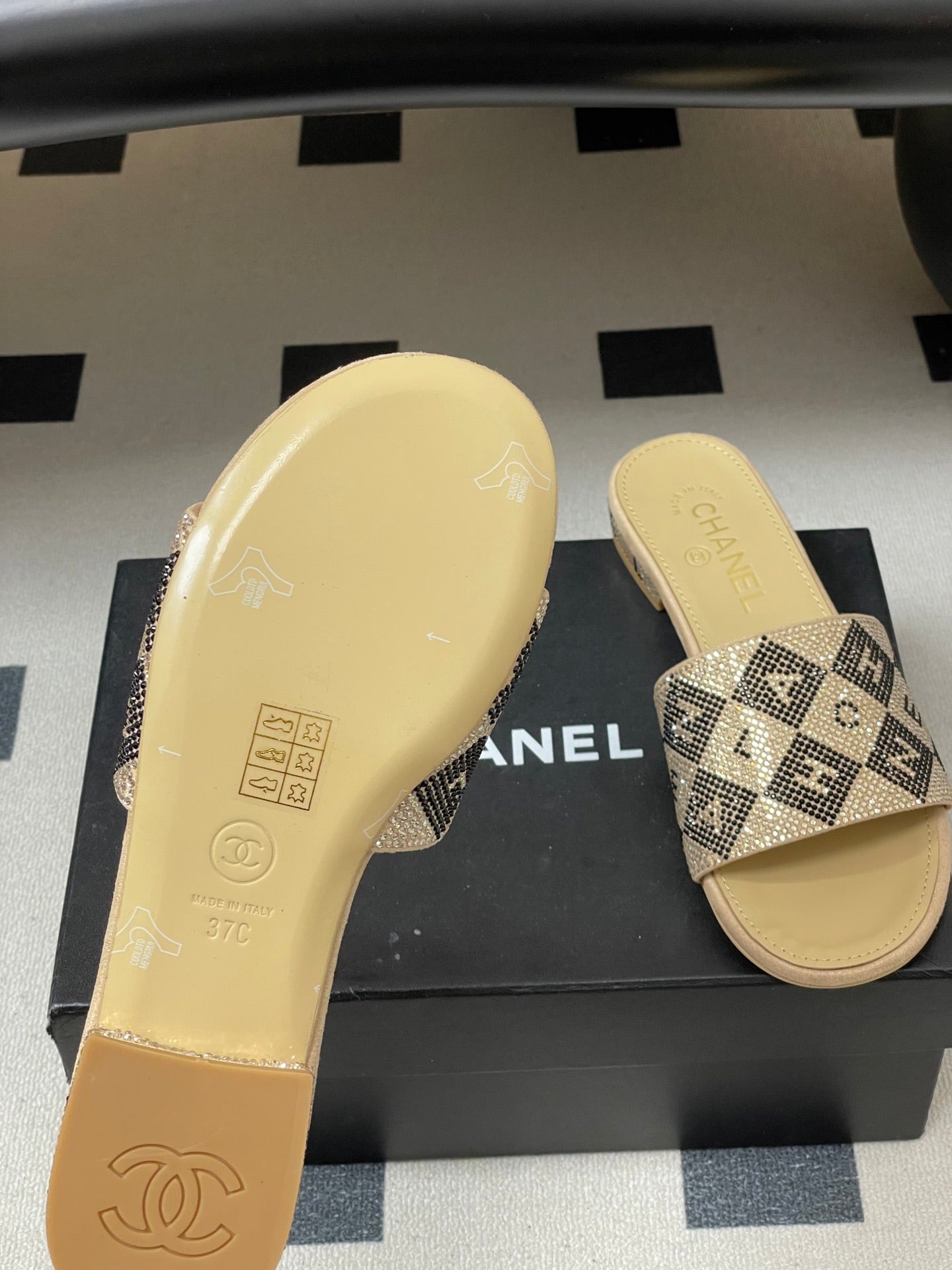 CC 26s Flat Sandals Beige Sheepskin Rhinestones 649520