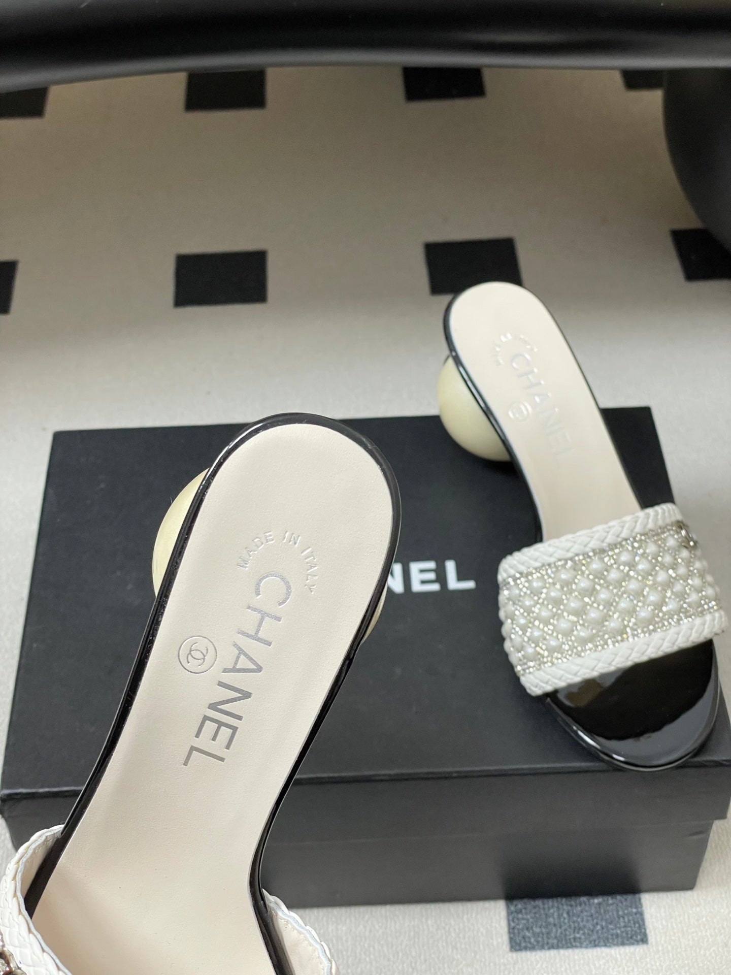 CC 26s Pearl Sandals 70 White Patent Leather 649539