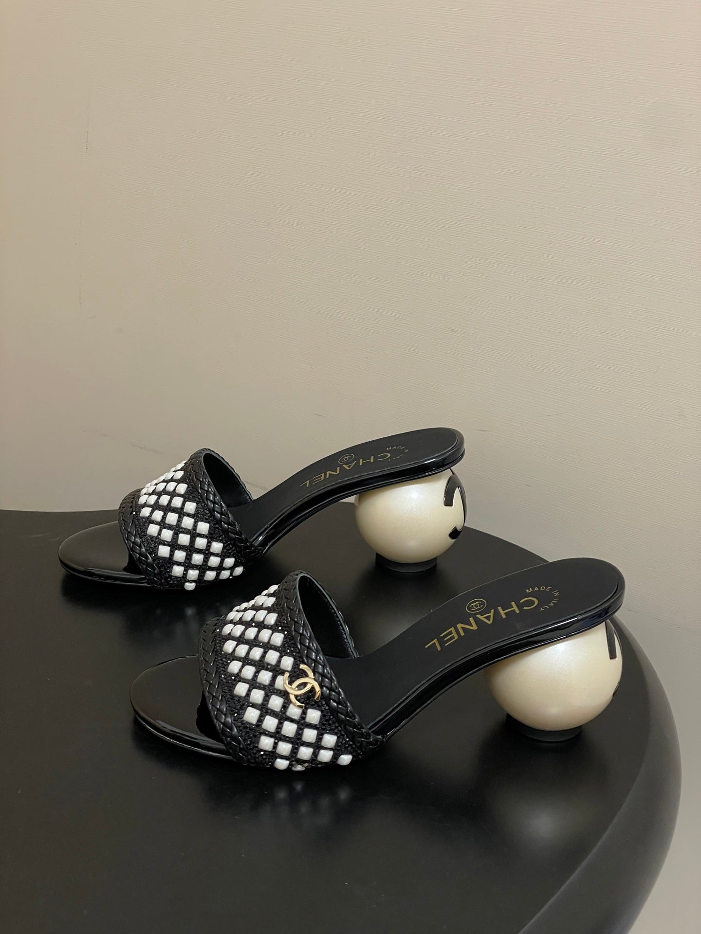CC 26s Pearl Sandals 70 Black Patent Leather 649540