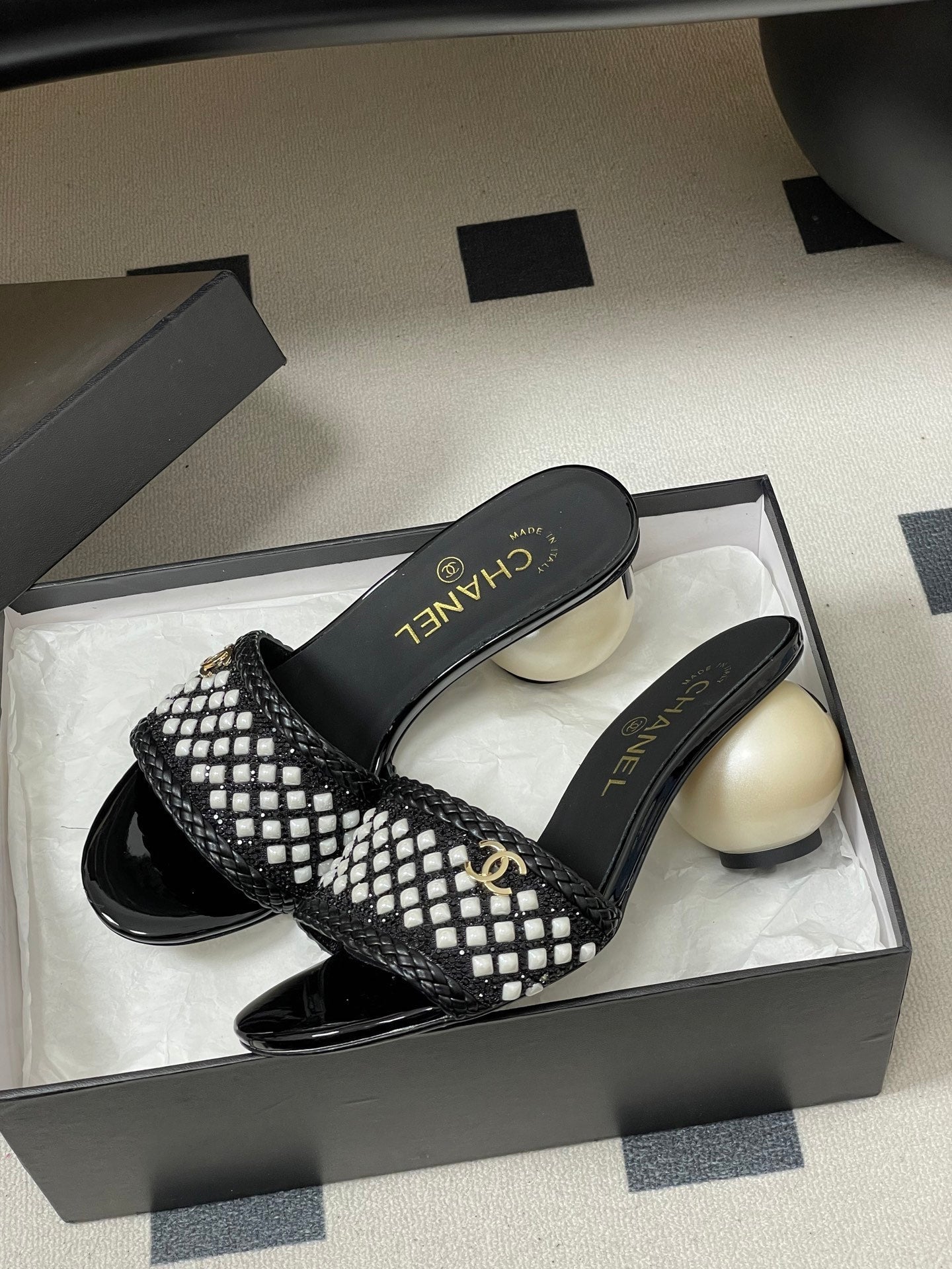 CC 26s Pearl Sandals 70 Black Patent Leather 649540