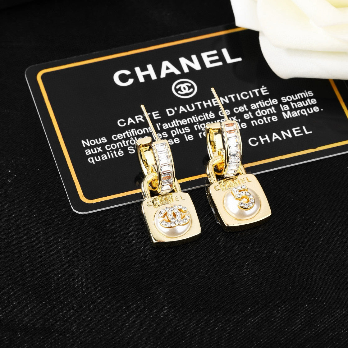 CC Pendant Looked Double C Diamond Light Gold Earrings