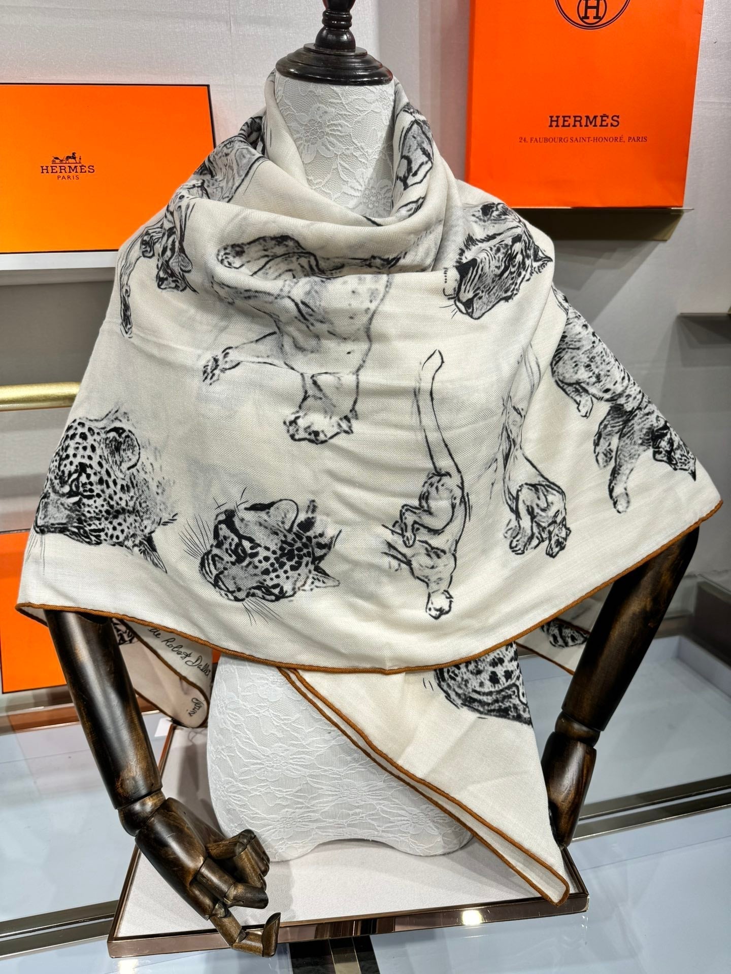 Dans L'atelier De Robert Dallet Sacrf 140 CM In White Black Cashmere And Mulberry Silk 379768