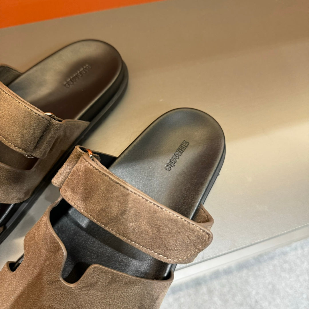 HM CHYPRE SANDAL BROWN SUEDE