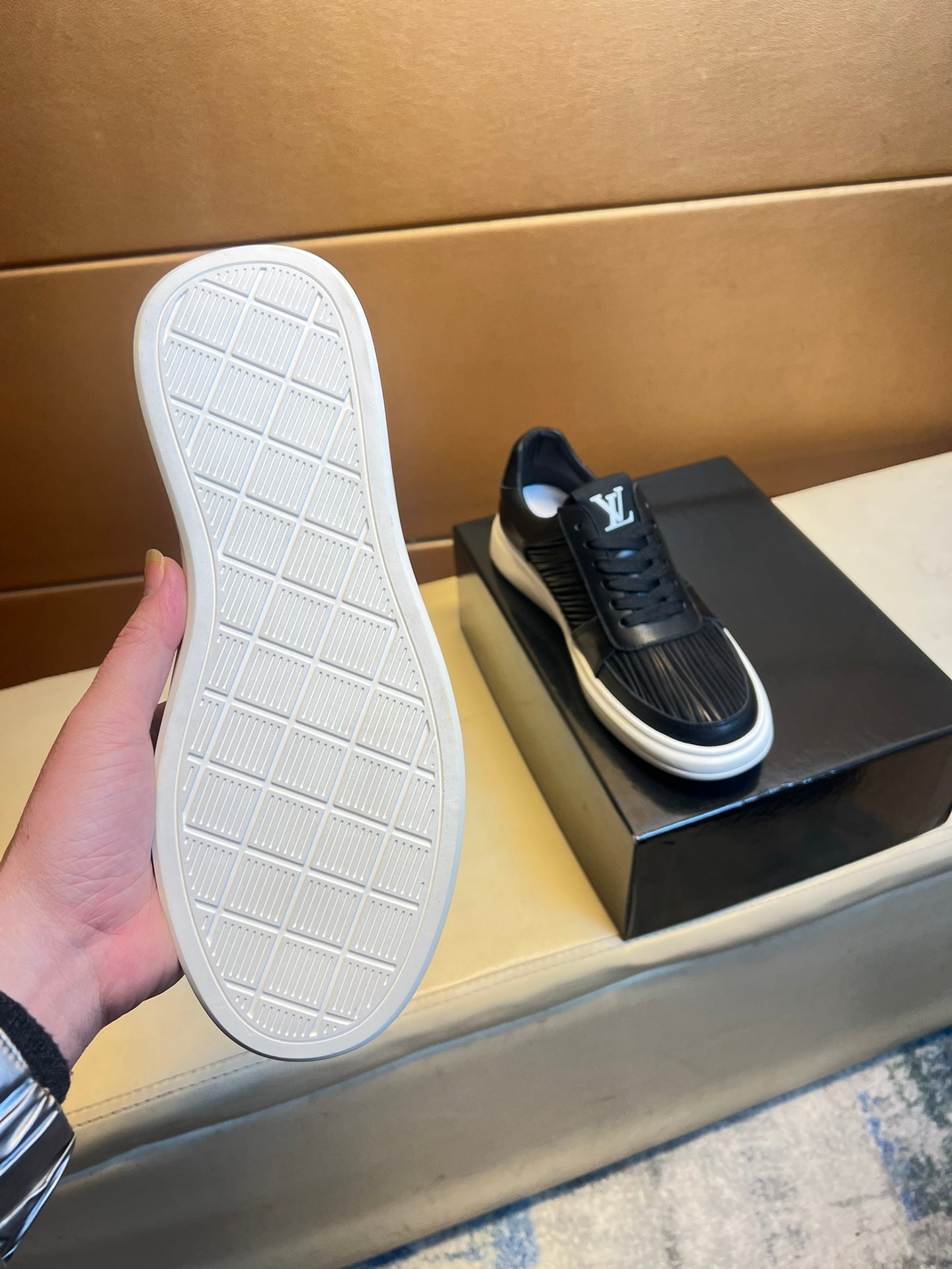 LV SNEAKERS IN BLACK CALFSKIN AND SUEDE