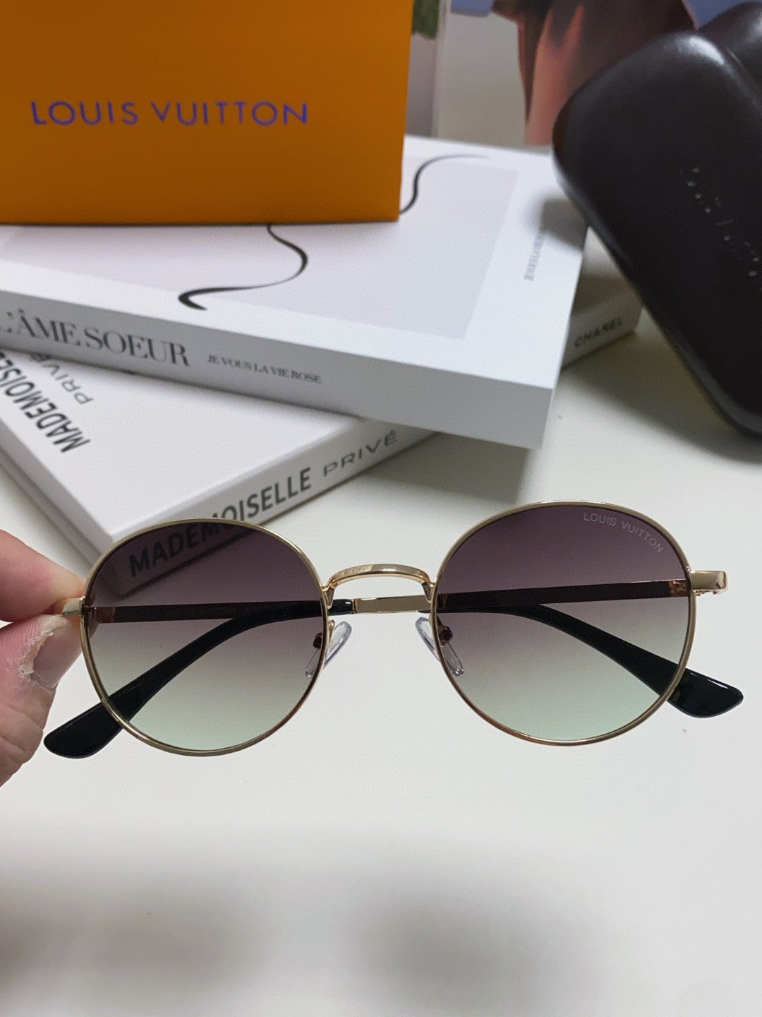 SIGNATURE ROUND SUNGLASS 581381 IN GOLD METAL GREY SMOKE LENSES