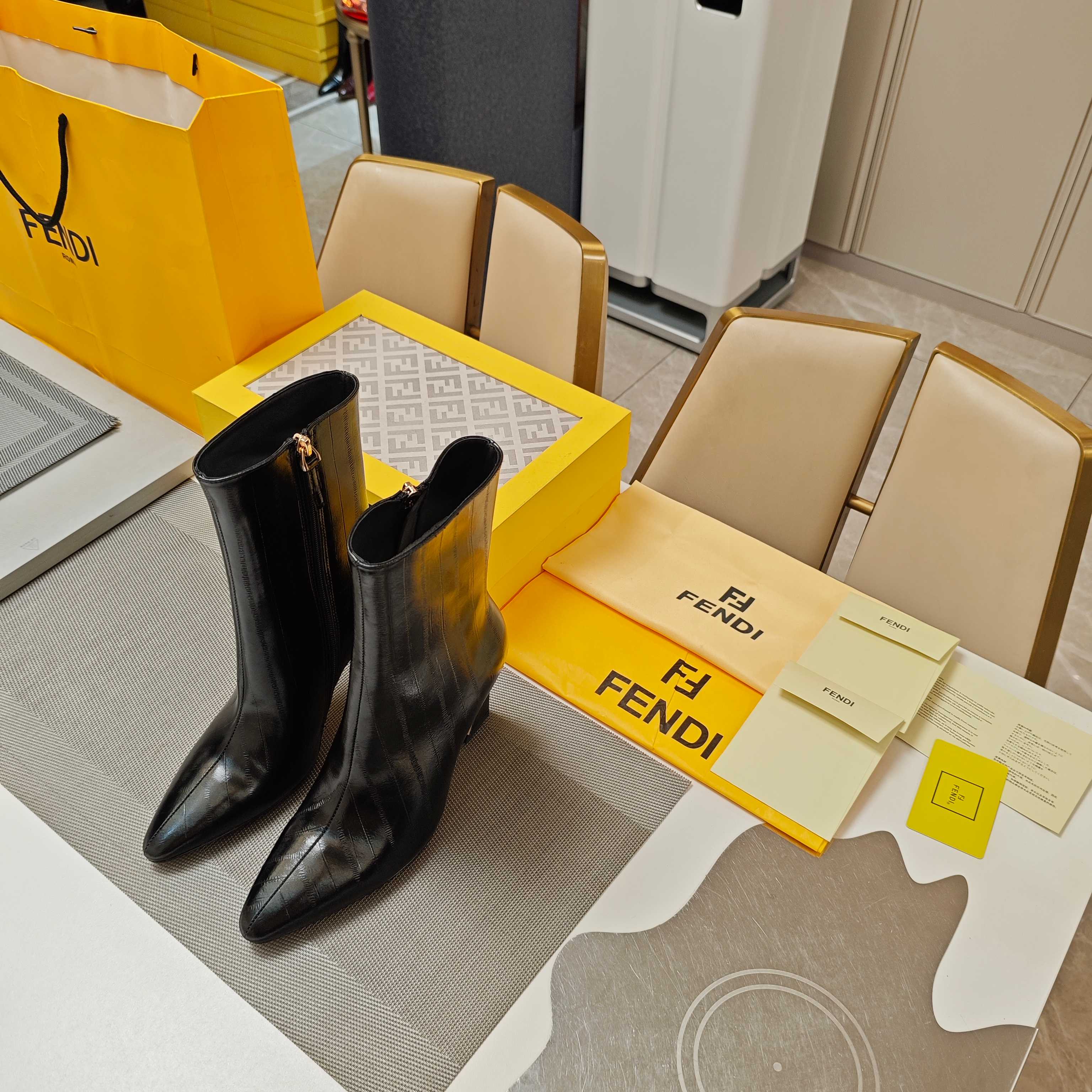 Fendi 25ss high-heeled boots black sheepskin 502714