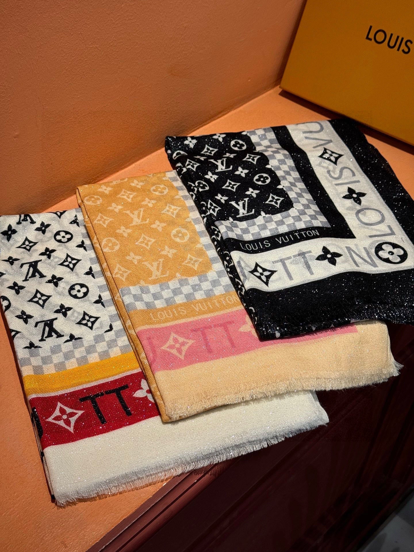 LV 25ss Scarf 200CM Black White Cashmere 293152