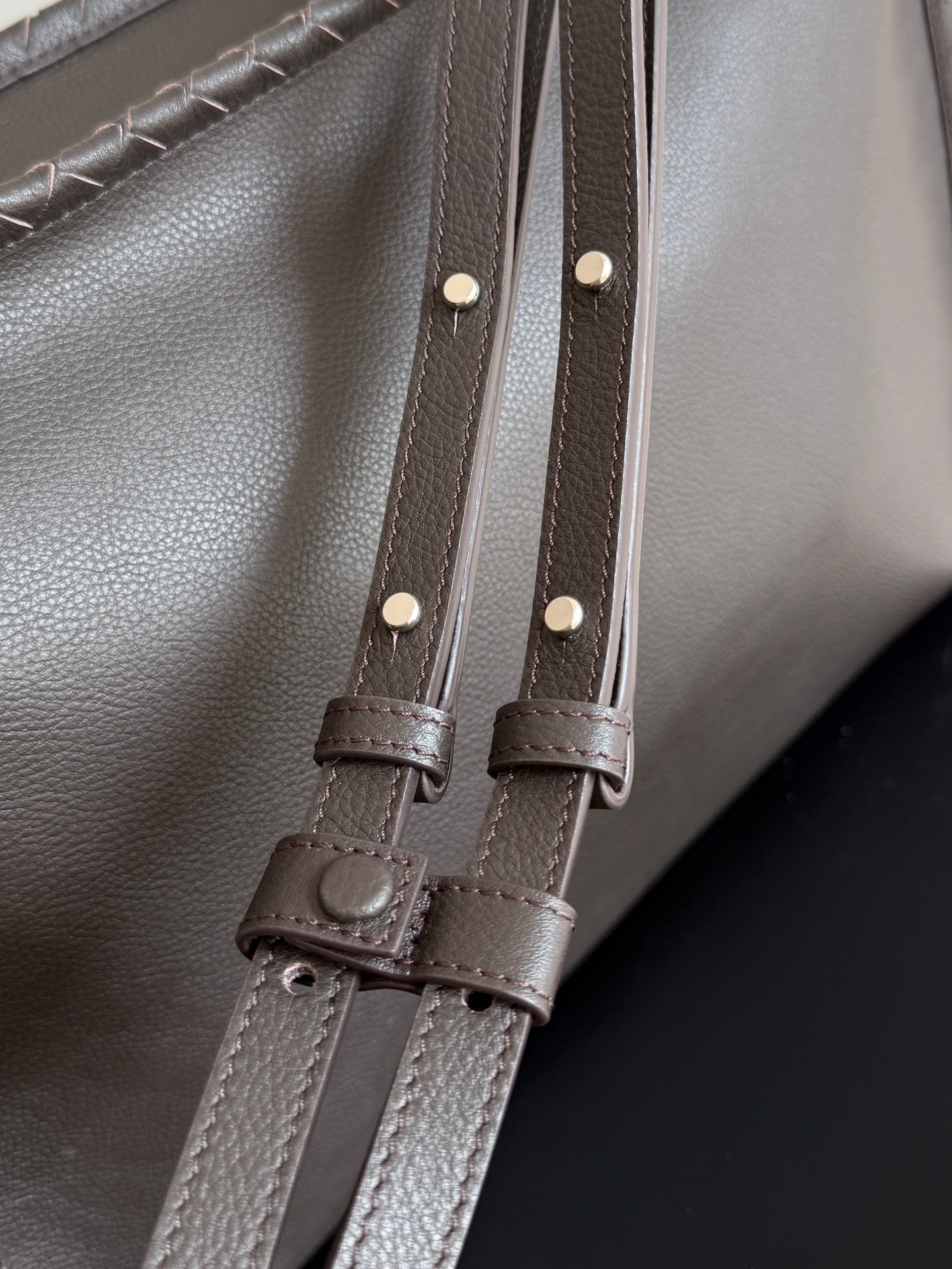 Bottega Veneta 2026 Corriere Zipped Messenger Bag Dark Brown Calfskin 136952