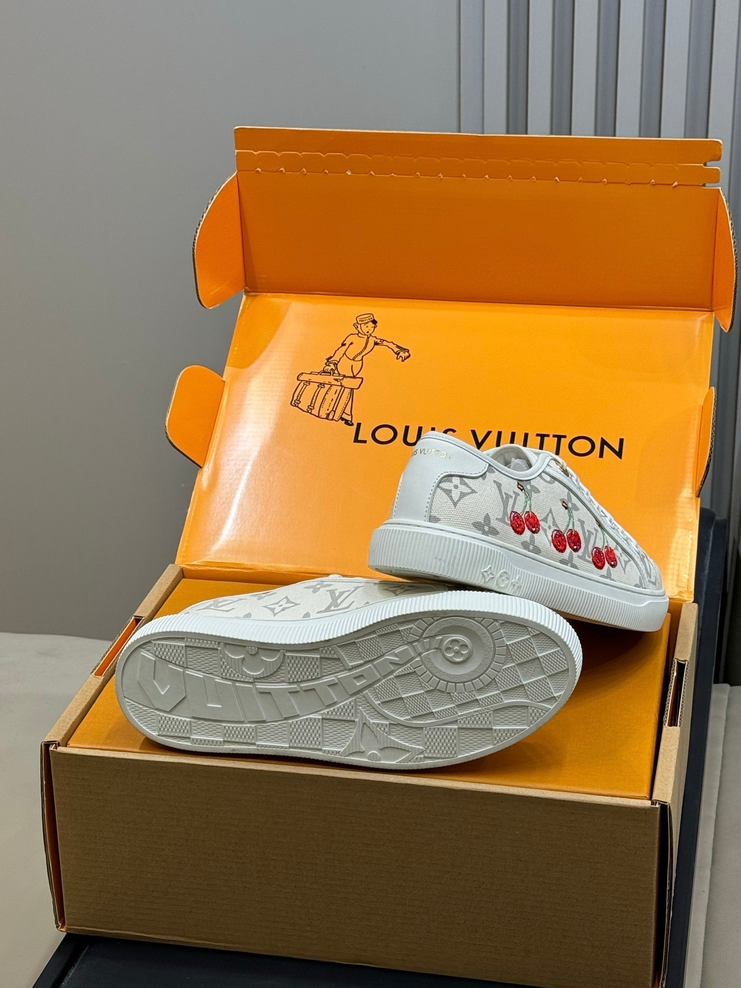 LV 26ss Sneaker Cherry Cream Monogram Denim Leather 621645