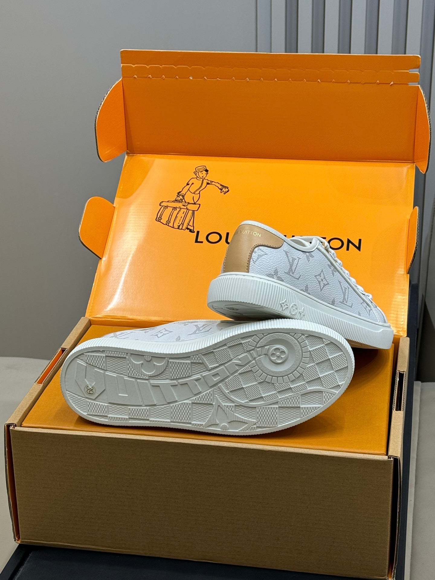 LV 26ss Sneaker White Monogram Leather 621637