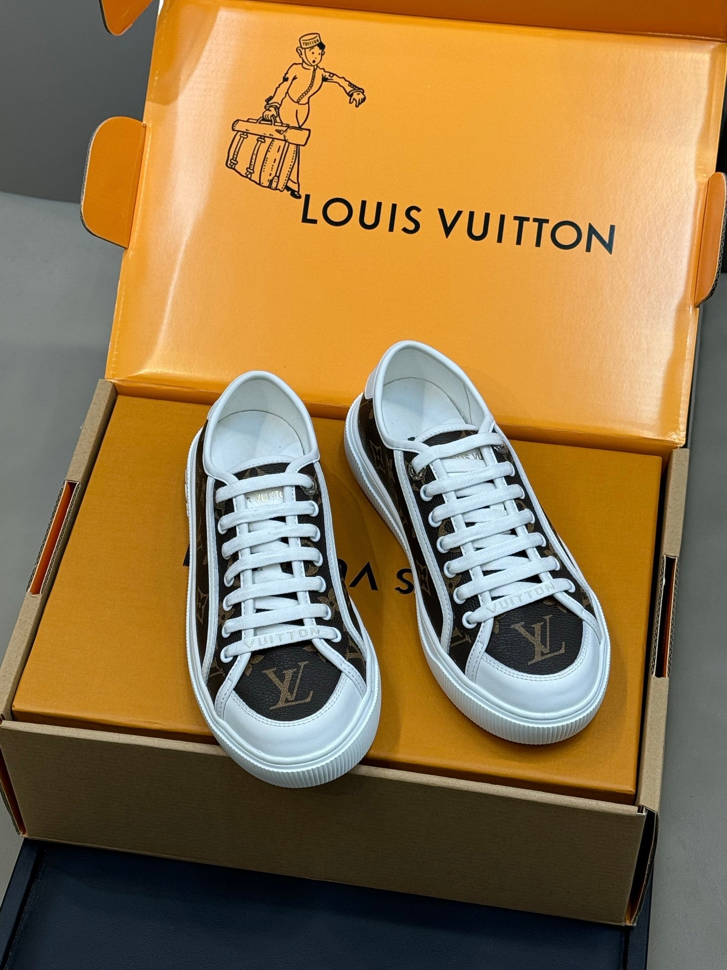 LV 26ss Sneaker Chocolate White Monogram Leather 621636