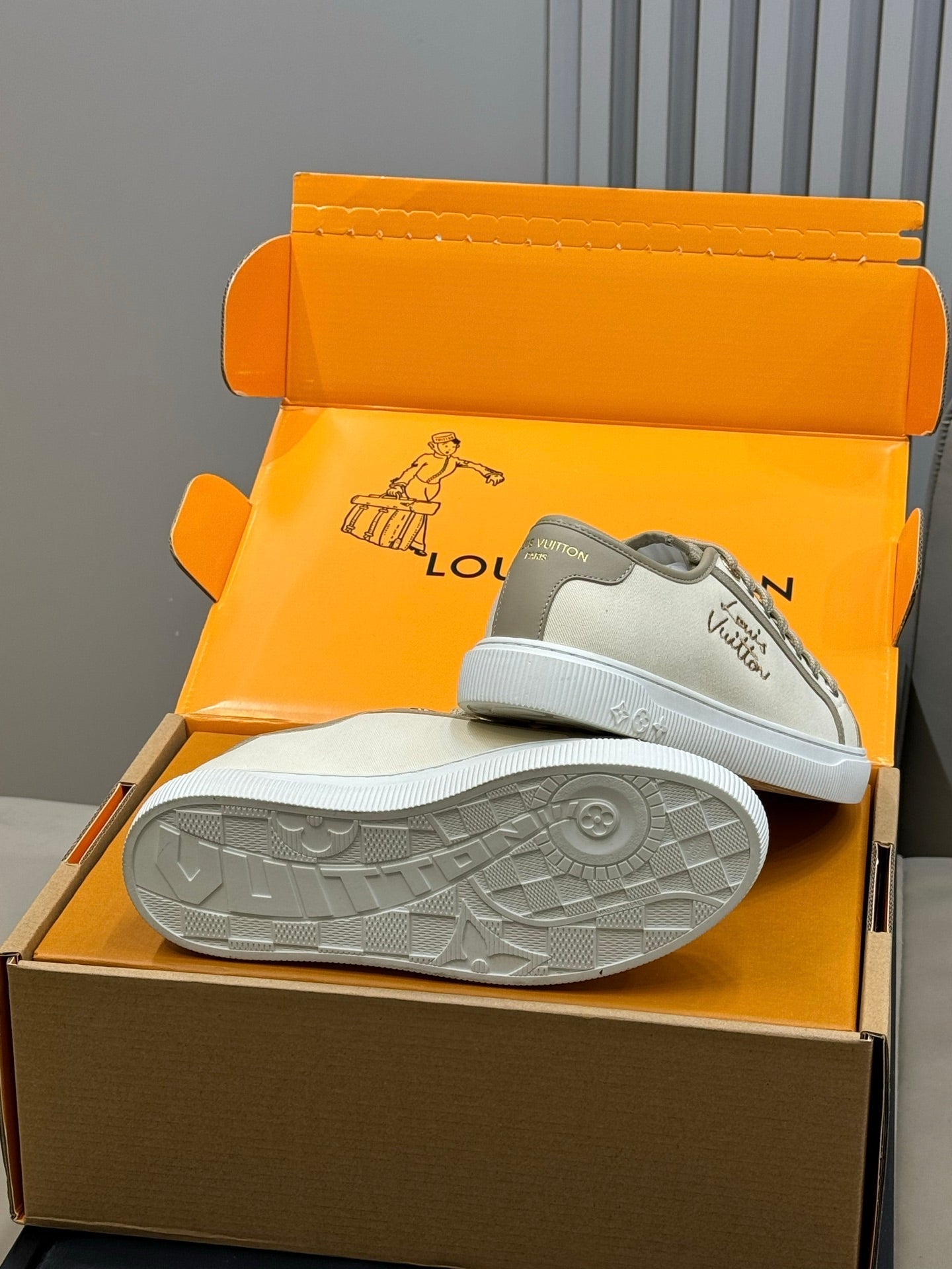 LV 26ss Sneaker White Gray Suede Leather 621652