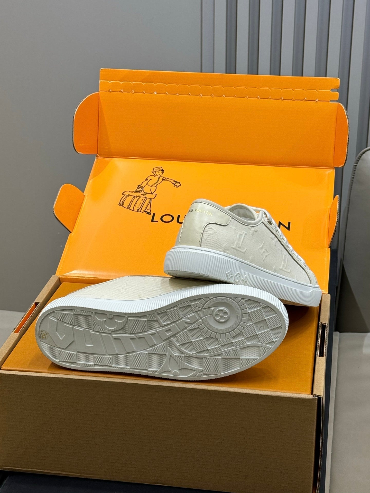 LV 26ss Sneaker Light Beige Monogram Canvas Leather 621648