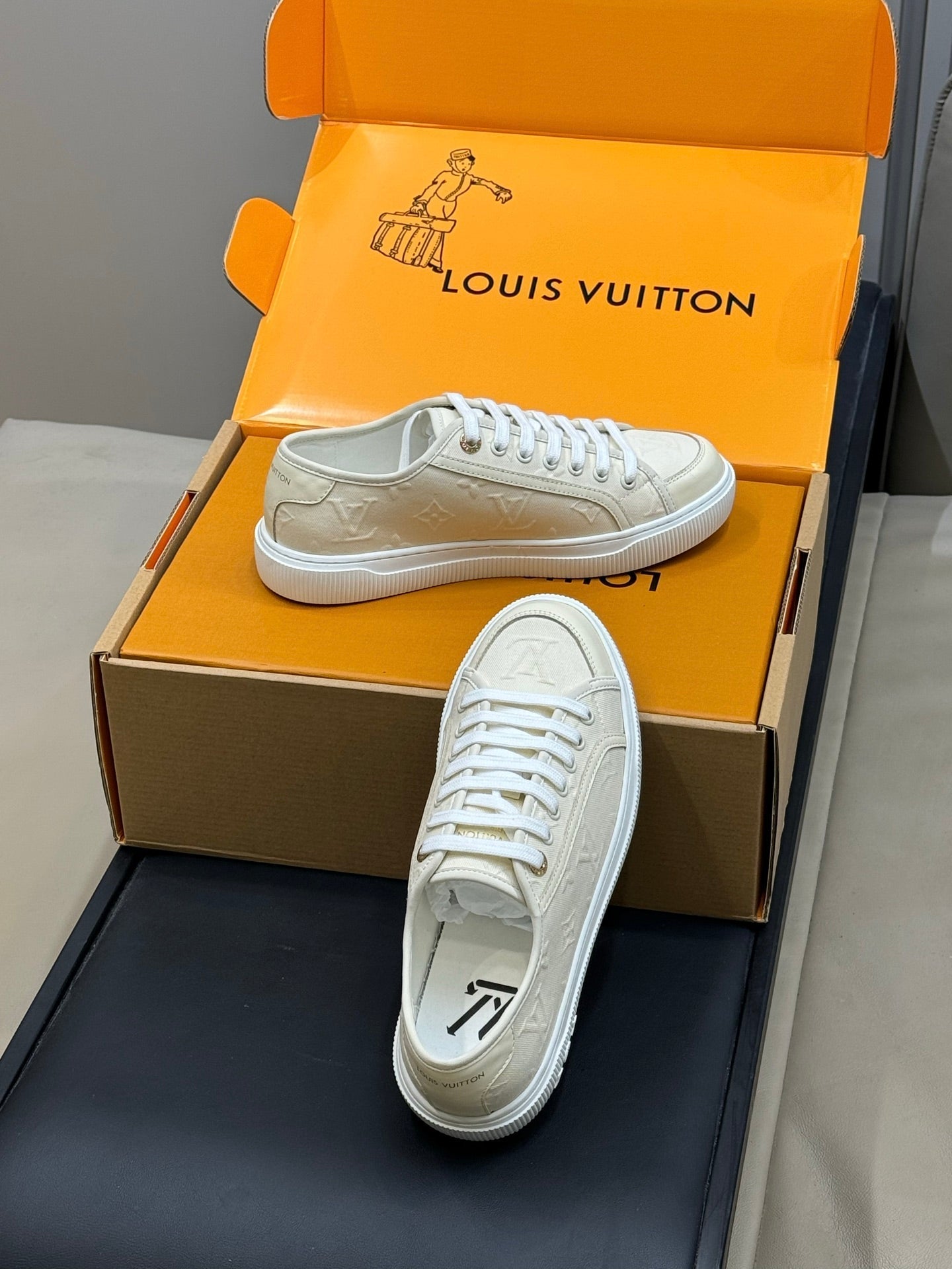 LV 26ss Sneaker Light Beige Monogram Canvas Leather 621648