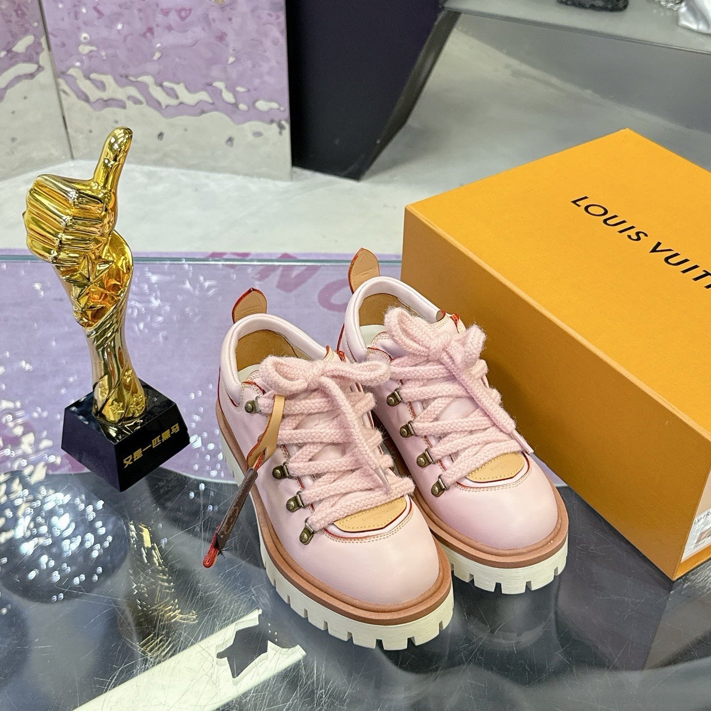 LV 26ss Sneaker Light Pink Sheepskin 672125