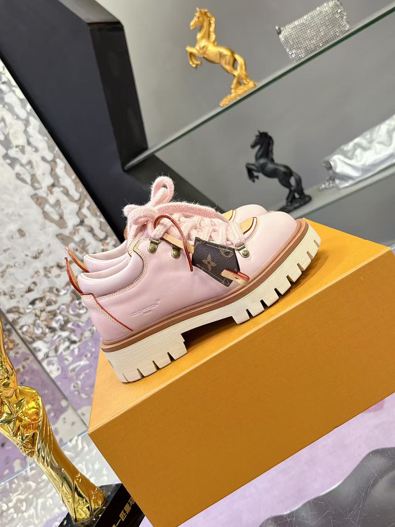 LV 26ss Sneaker Light Pink Sheepskin 672125