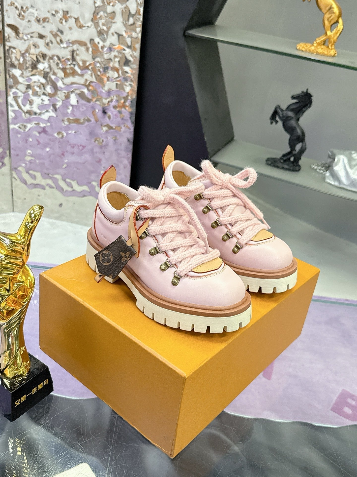 LV 26ss Sneaker Light Pink Sheepskin 672125