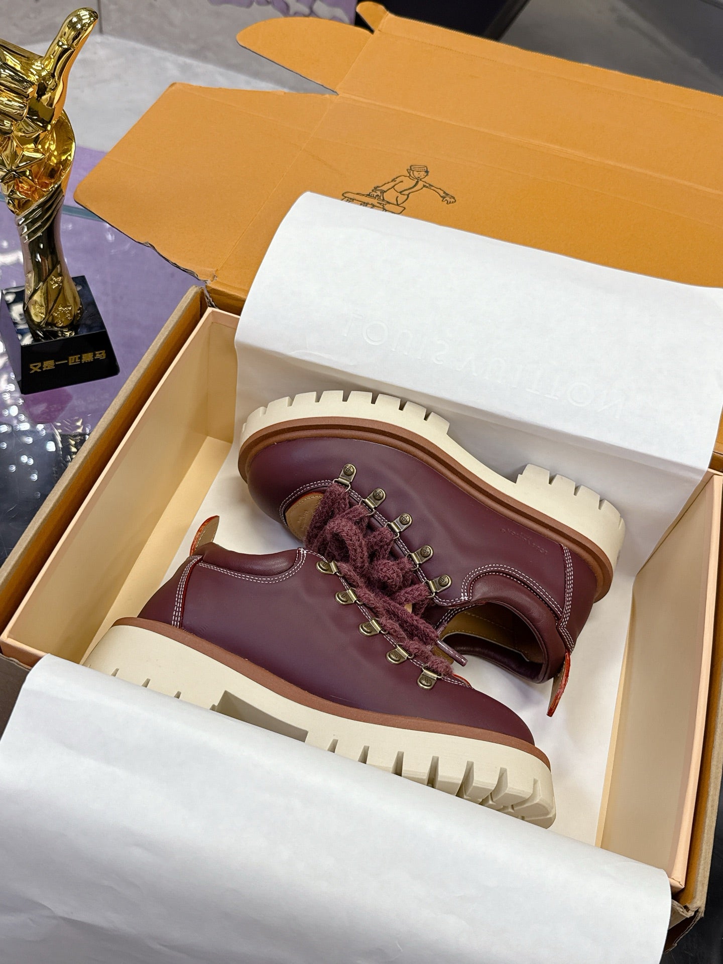 LV 26ss Sneaker Burgundy Sheepskin 672126