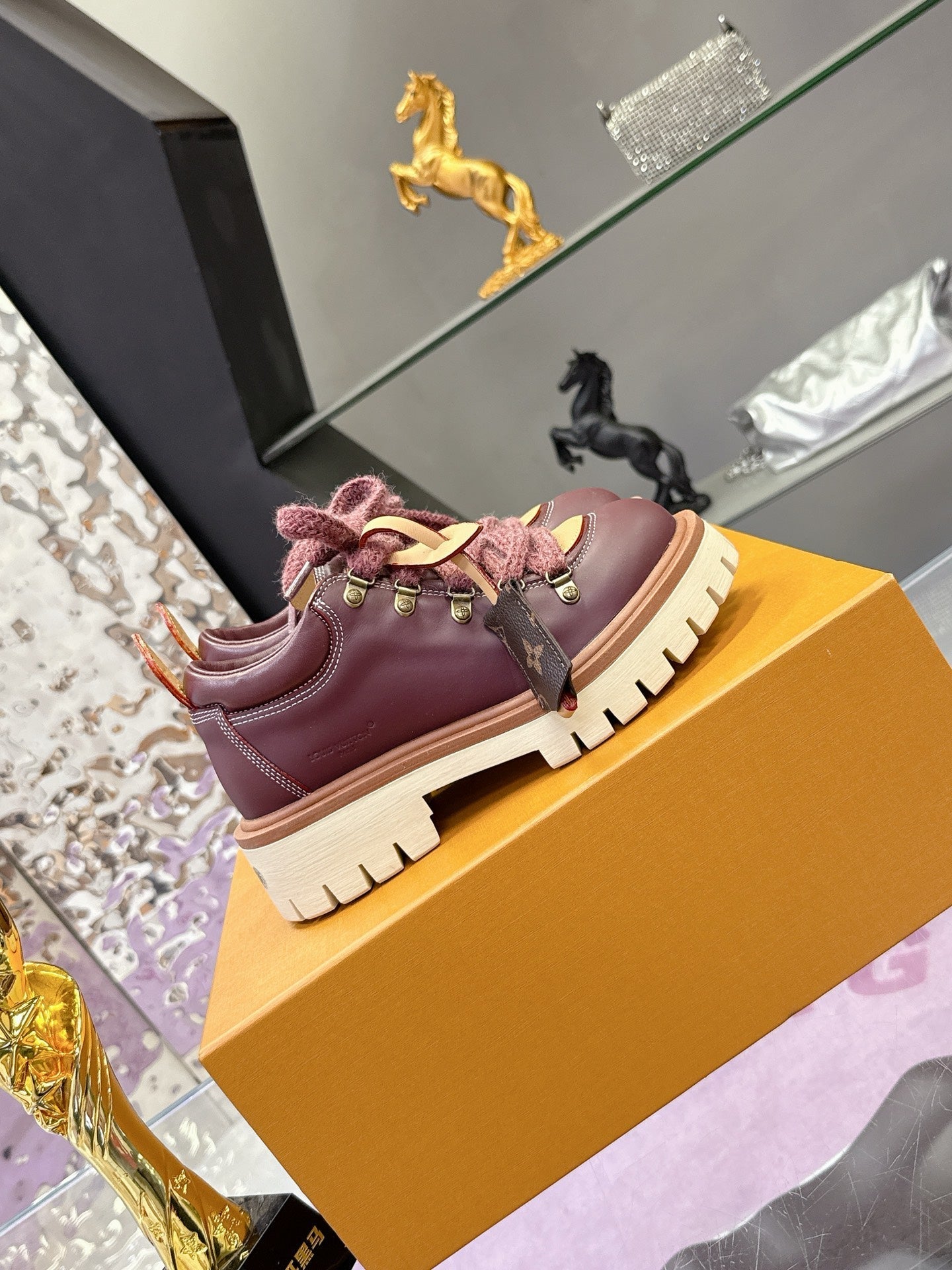LV 26ss Sneaker Burgundy Sheepskin 672126