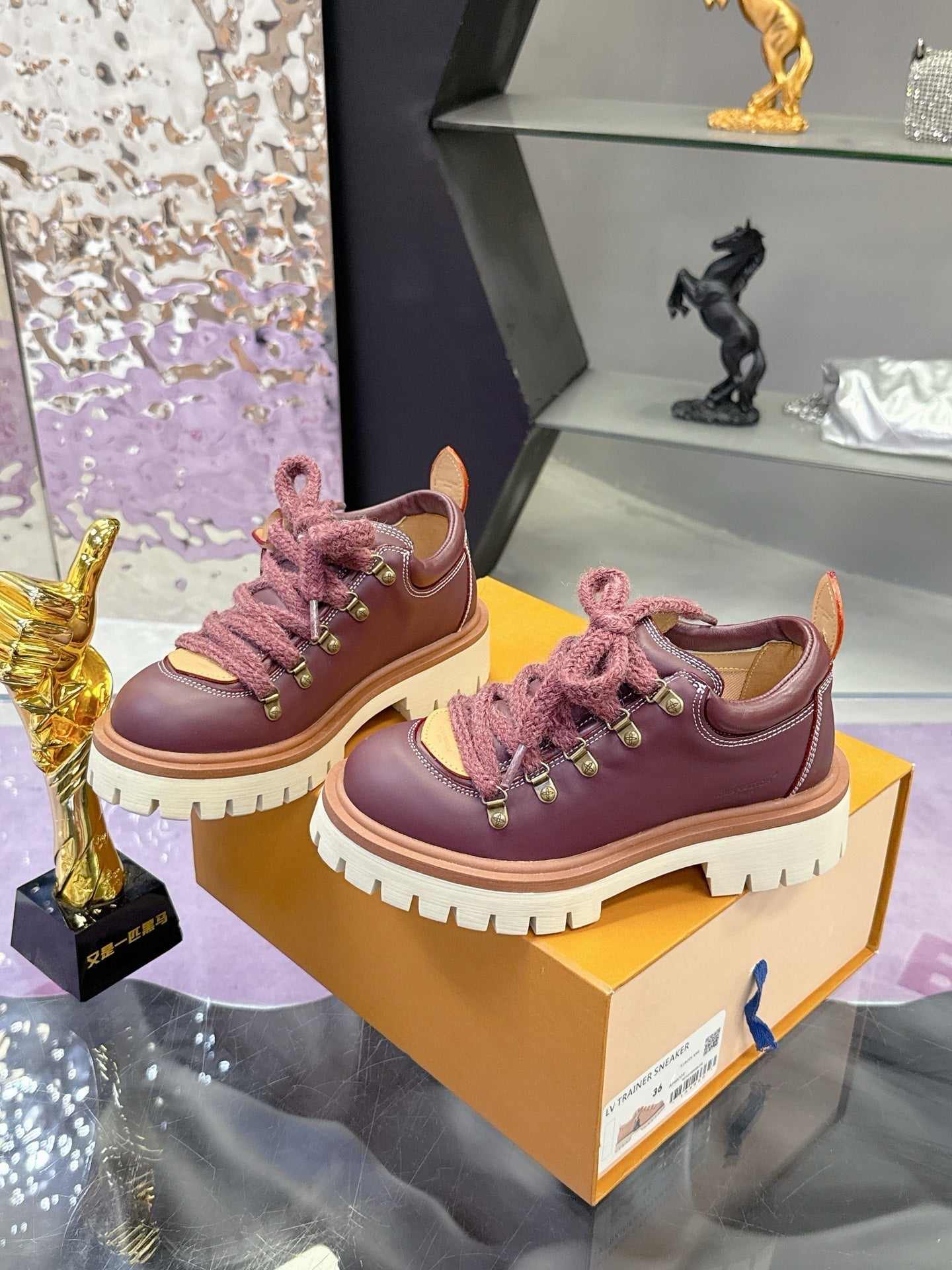 LV 26ss Sneaker Burgundy Sheepskin 672126