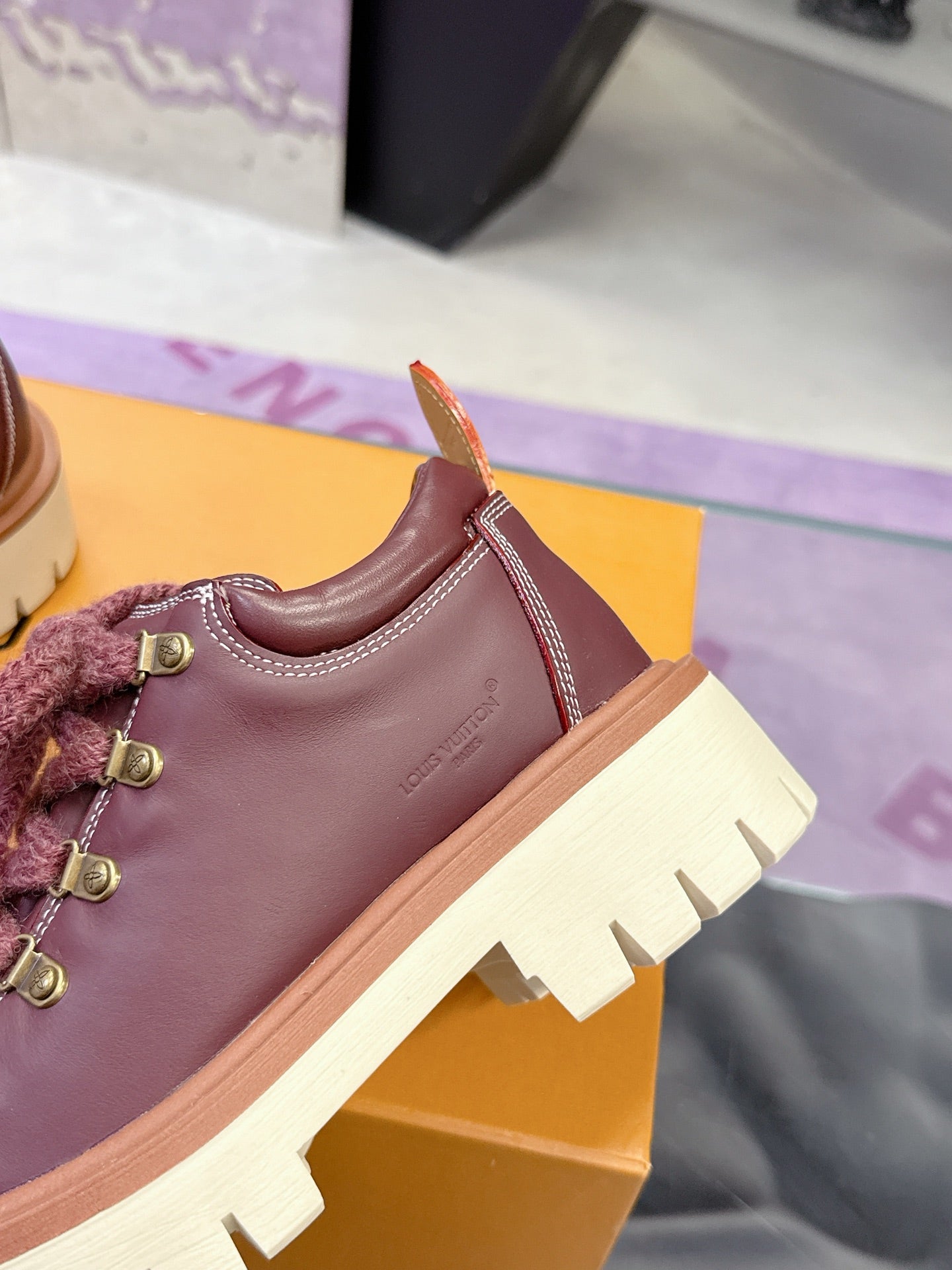 LV 26ss Sneaker Burgundy Sheepskin 672126