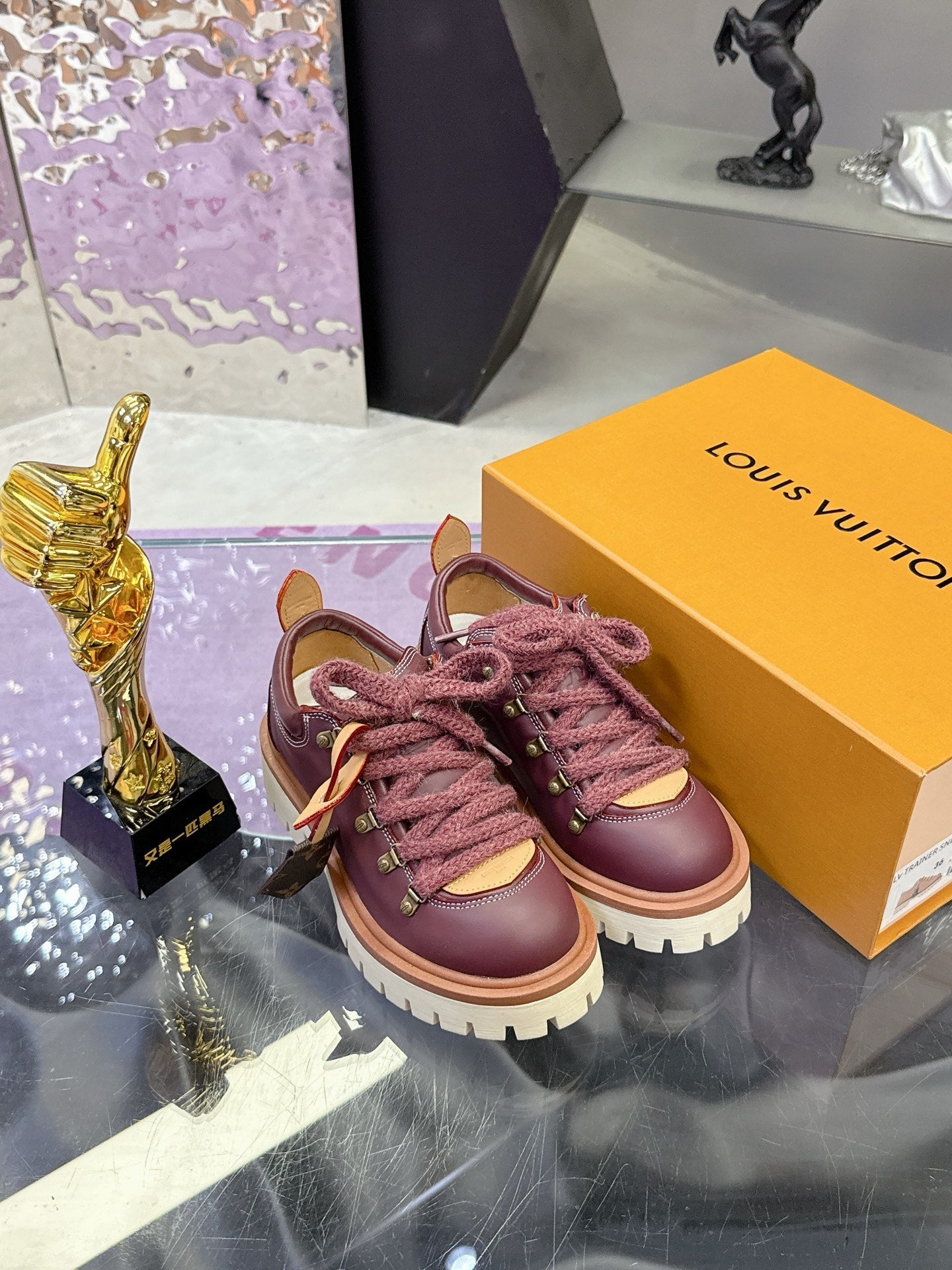 LV 26ss Sneaker Burgundy Sheepskin 672126