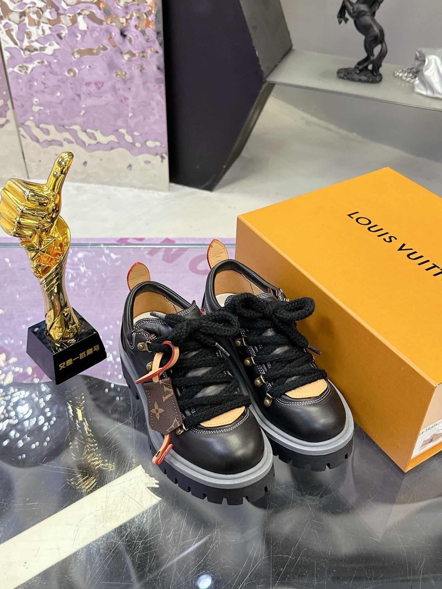 LV 26ss Sneaker Black Sheepskin 672127